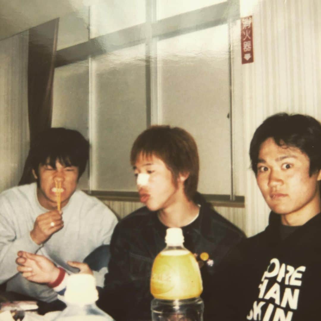 武井優心のインスタグラム：「今日は高校の頃のラグビー部連中で久々に飲んだ。昨今のラグビーの盛り上がりを楽しんだ。今もラグビーやってる奴もいた。  この写真は高校2年の時。俺の横の鼻ポッキーに鼻を折られた後の写真。  こいつもももう子供３人。すんごい久々に会った。子供全員ラグビーやってるそうな。俺も久々に走りたい。」