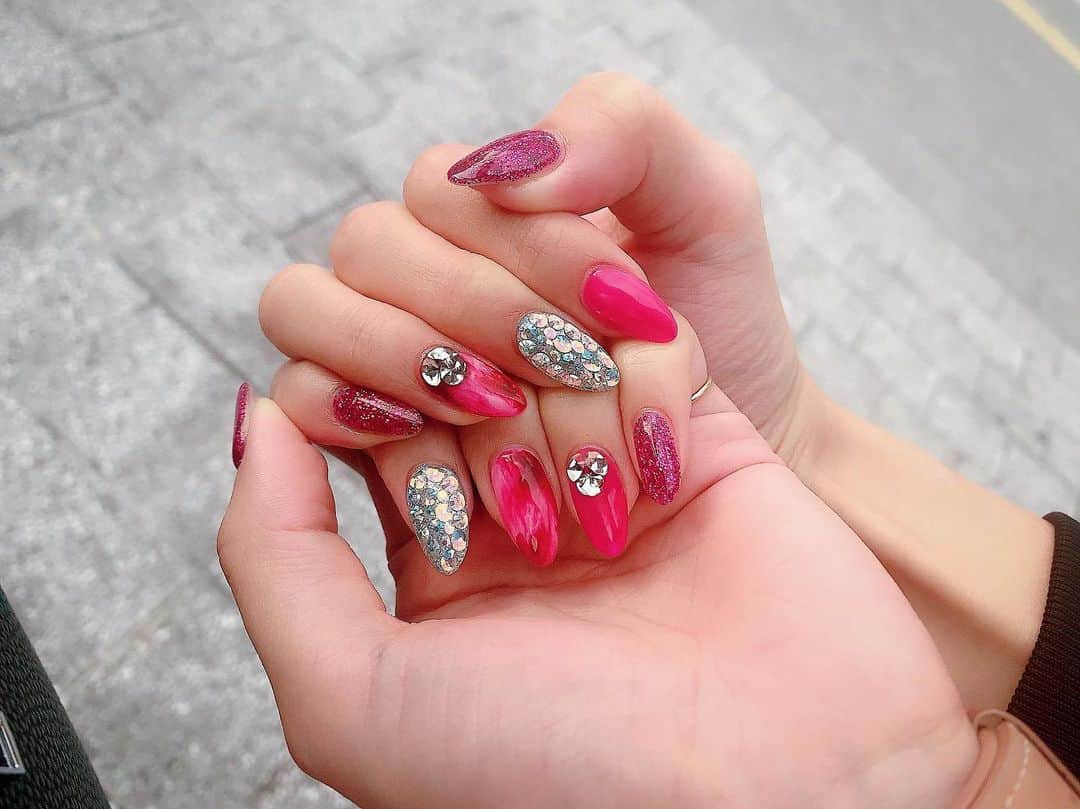 鈴木まりなさんのインスタグラム写真 - (鈴木まりなInstagram)「New Nail🦄🌺🌸🎀💗   @list.nail 担当 盛さん🌹 丁寧にしてくださるからめっちゃもちが良い😍 大学生のときからずっとここ💕   サンプルも200種類ってゆう豊富さ❤️❤️ 学割もあるよ🥰   List. 06-6253-0031 大阪府大阪市中央区南船場4-12-8 関西心斎橋ビル７Ｆ     #マリナネイル #ネイルデザイン #ピンクネイル #大阪ネイルサロン #ネイルでマインドリセット #list_nail #nail #naildesign #autumnnails」11月2日 0時20分 - marina_suzuki_official