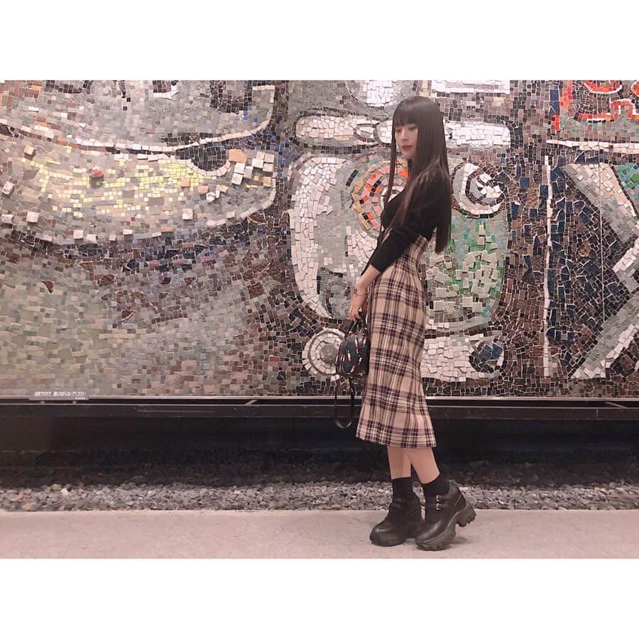 繭さんのインスタグラム写真 - (繭Instagram)「ㅤㅤㅤ ㅤㅤㅤ Coordinate❤︎ ㅤㅤㅤ #turtleneck #BLENHEIM #skirt @____naoho  #shoes #miumiu #bag #saintlaurentparis ㅤㅤㅤ 注文して @ichihashi_naoho に 作ってもらった新しいスカート❤️ naohoのスカート3着目！ 今までウエストぴったりなスカートに なかなか出逢えなかったけど、 なおちゃんがブランドをはじめてくれて 悩みが解消されました😭🙏🏻 いちばんなファンな自信があります🥺💕 ㅤㅤㅤ #coordinate #繭コーデ #followme #followmejp #followjp」11月2日 0時23分 - mayumayu1008