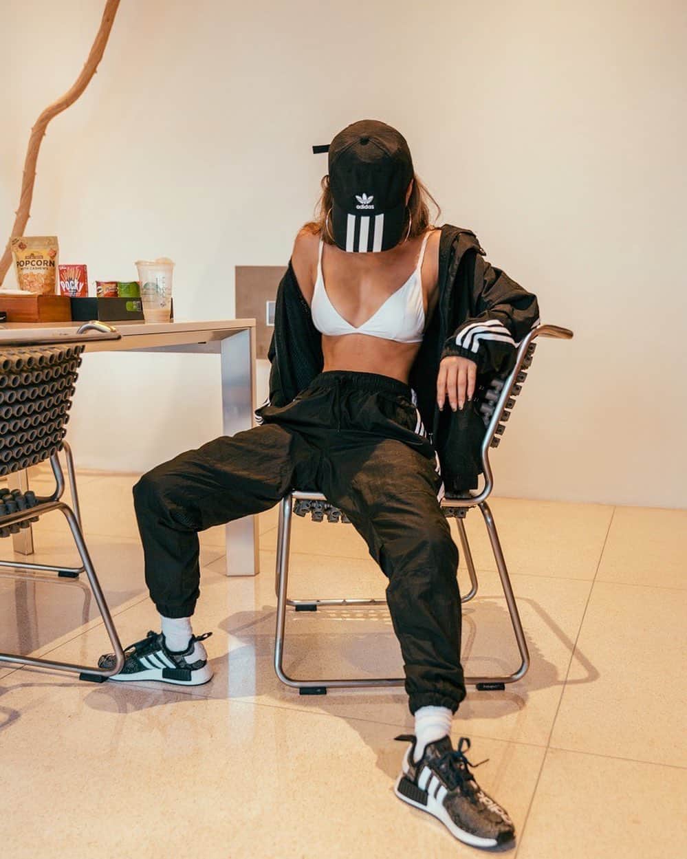 のインスタグラム：「111 🔥It’s my day ❤️ Thank you sooooo much for all the birthday wishes 🎂🎂🎂 My costume of Halloween is Adidas 🔥😏 Jk, These are from  @adidas × @atmos_japan what I wore when I got in Bali ❤️ Thank you so much @atmos_japan 😍  ハロウィンの日は飛行機に乗ってたので今年はなし❤️そして111に見えてきちゃうから🎂最近お気に入りの 私が着てるセットアップもスニーカーも @atmos_japan と @adidas のコラボのものだよ❤️ Thank you @atmos_japan @atmos_tokyo 😍 バースデー旅行中🌹サプライズだらけで今年は幸せの涙がいっぱいでした❤️ また載せるね🌹 ストーリーにupしてるから見てね🎂 みんなお祝いメッセージありがとう😭🌹 そして、パパママ産んで育ててくれて本当にありがとう❤️世界一幸せな事はまずうちの家族にうまれたこと😍お誕生日の事はまた❤️ #thisislove  #itsmybirthday #birthdaysurprise  #thankyou #111 #ootd #outfit #fashion #adidas #kicks #girl #thebest」