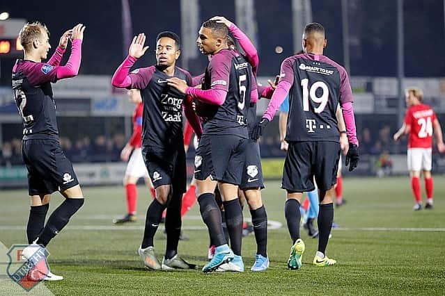 ウルビー・エマヌエルソンのインスタグラム：「About last night ⚽️⚽️ #teamwork #ontothenextone」