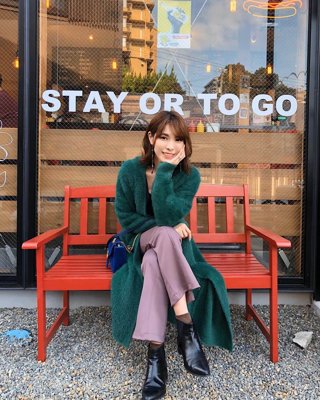 Yuika Matsuさんのインスタグラム写真 - (Yuika MatsuInstagram)「. . 有馬の新しいインサタ映えスポット📸 #cafeanddeliflowers . . ここのハンバーガー🍔 美味しくてよく行くの🤤❤️ . . . ストーリーでも応えたんだけど 質問が多かったこの もこもこカーディガンは @arco_iris.shop さんのだよ💚 . . LINEの友達登録で 10％OFFクーポンプレゼントらしいです🎁 . . . . #アルコイリス#カフェアンドデリフラワーズ  #有馬 #有馬温泉街 #兵庫  #兵庫旅行 #温泉旅行 #神戸 #有馬温泉街」11月1日 22時55分 - yuika00802