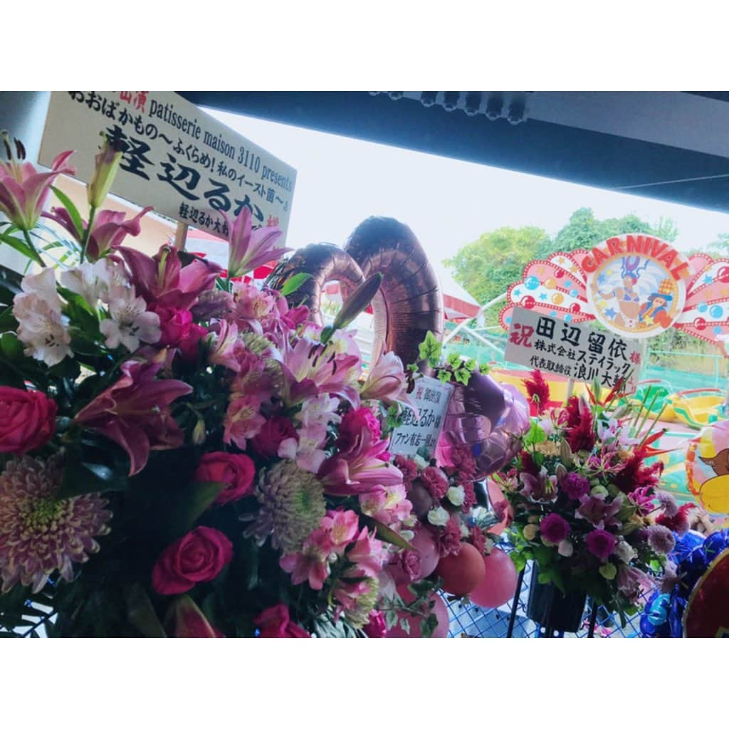 軽辺るかのインスタグラム：「すてきなお花届けて くれたみなさん、 本当にありがとう😭💕 ピンクのバルーンにお花、 最高に幸せです、、！ . スタンド花越しに #花やしき遊園地 の乗り物が 見えるのがなんとも言えない 良さです🥳🥳 . 毎日お花からもパワー 頂いて頑張ります☺︎❣️ . #ピンクのお花 #スタンド花 #浅草花劇場 #おおばかもの」