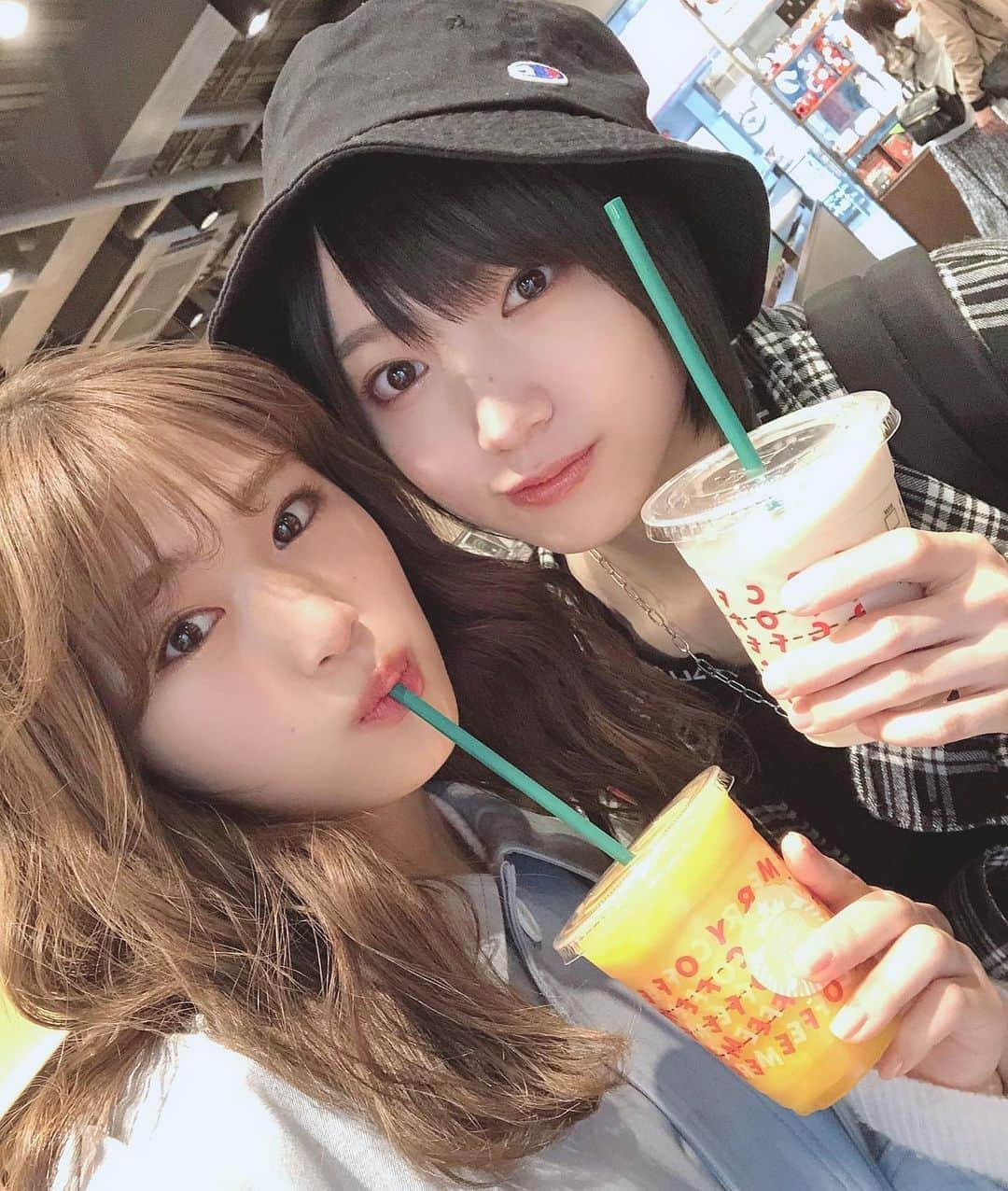 渋谷凪咲さんのインスタグラム写真 - (渋谷凪咲Instagram)「今日のゆーりちゃんとの帰り道🤝 . ゆーりちゃんが撮ってくれました📷笑 . . なんと、今日でゆーりちゃんと4日連続お仕事が一緒で、 ずっと会えてて嬉しいのです☺️☺️🌼 . . ゆーりちゃんといると、 ずっと温泉に入ってる気分だなあ〜☺️♨️ . そのくらい落ち着けて、安心します☺️ . ゆーりちゃん大好きなんです🧡 . . #starbucks #マンゴーパッションティーフラペチーノ #オイシイーノ #🥭 #ゆーりちゃんはスターバックスラテの氷少なめにシテターノ #🤭🤫😉」11月1日 22時58分 - nagisa_nikoniko