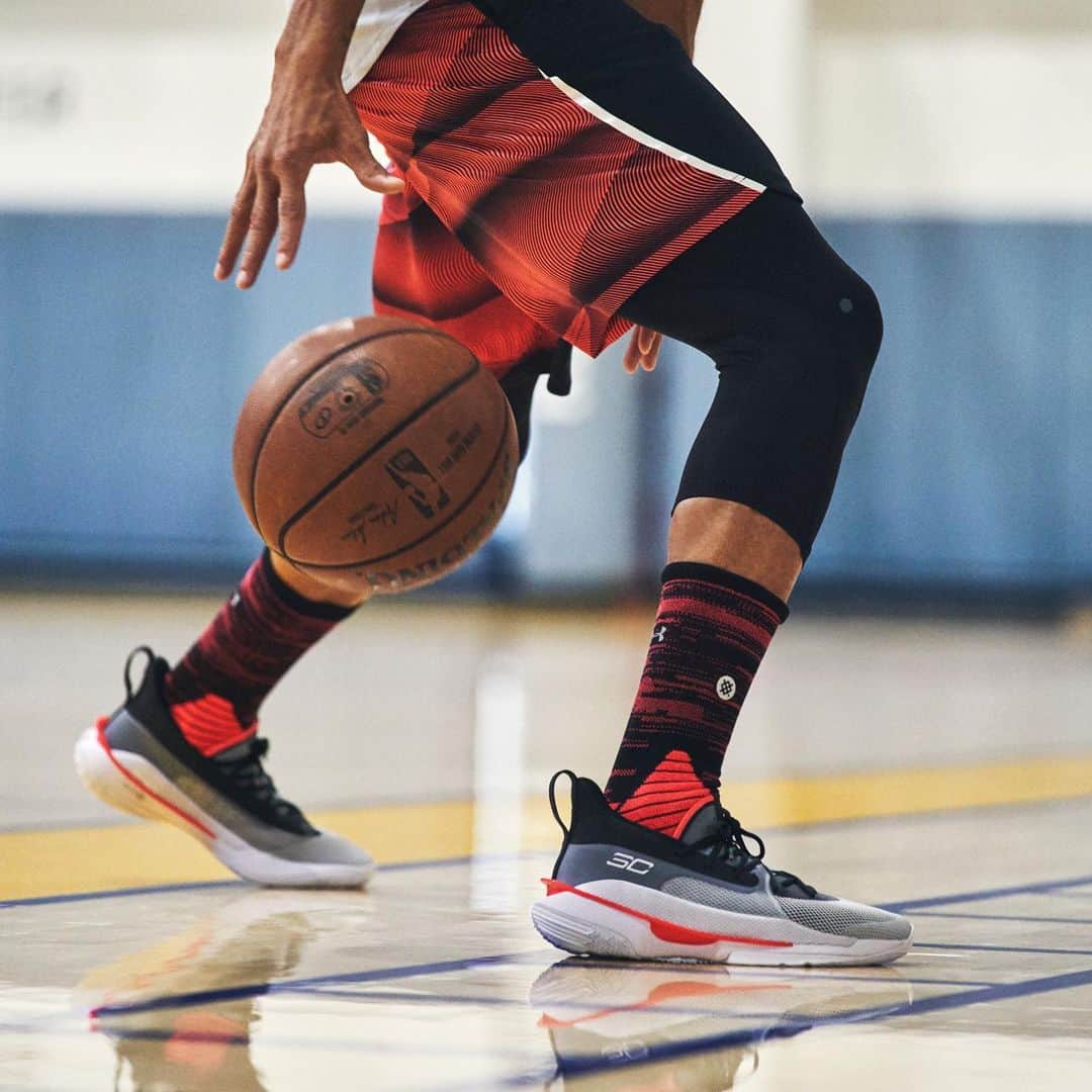 Under Armour Basketballさんのインスタグラム写真 - (Under Armour BasketballInstagram)「Underrated is a mindset, a way of life.  @Stephencurry30 pays homage to athletes around the world that play with that underdog mentality.  Shop the #Curry7 now - Link in bio.」11月1日 23時02分 - uabasketball