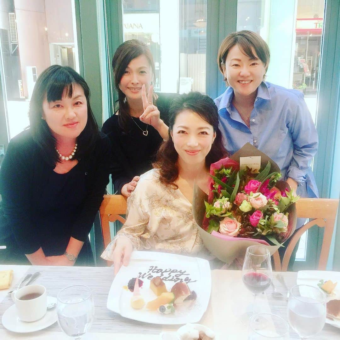 小柳津真由美さんのインスタグラム写真 - (小柳津真由美Instagram)「18歳で東京にきて初めて出来たお友達。 ゼミのみんながお祝いしてくれました！  #嬉しすぎ #タイムスリップしたみたい #みんな変わってない #ゼミの友達 #ありがとう #小柳津真由美」11月1日 23時11分 - mayumioyaizu