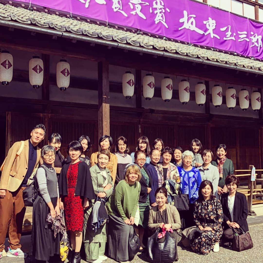 梅川壱ノ介（舞踊家）のインスタグラム：「𝕋𝕙𝕖 𝕐𝕒𝕔𝕙𝕚𝕪𝕠𝕫𝕒 𝕋𝕠𝕦𝕣 ￣￣￣￣￣￣￣￣￣￣￣￣￣￣￣￣￣￣￣￣￣ 今日は大分後援会の皆さまと玉三郎先生の公演観劇ツアーでした。  バスで別府から八千代座へ行き、一緒にお弁当を食べ、色々なエピソードを話したり。いつも応援して下さっている皆さまととても楽しいひと時を過ごすことができました。  #梅川壱ノ介  #八千代座 #バスツアー #坂東玉三郎特別舞踊公演」