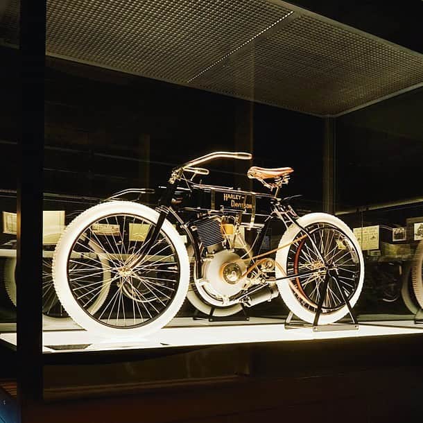 Harley-Davidson Japanさんのインスタグラム写真 - (Harley-Davidson JapanInstagram)「初めて心奪われたもの。#ハーレー #harley #ハーレーダビッドソン #harleydavidson #バイク #bike #オートバイ #motorcycle #serialnumber1 #伝説 #legend #初恋 #firstlove #1903 #自由 #freedom」11月1日 23時25分 - harleydavidsonjapan