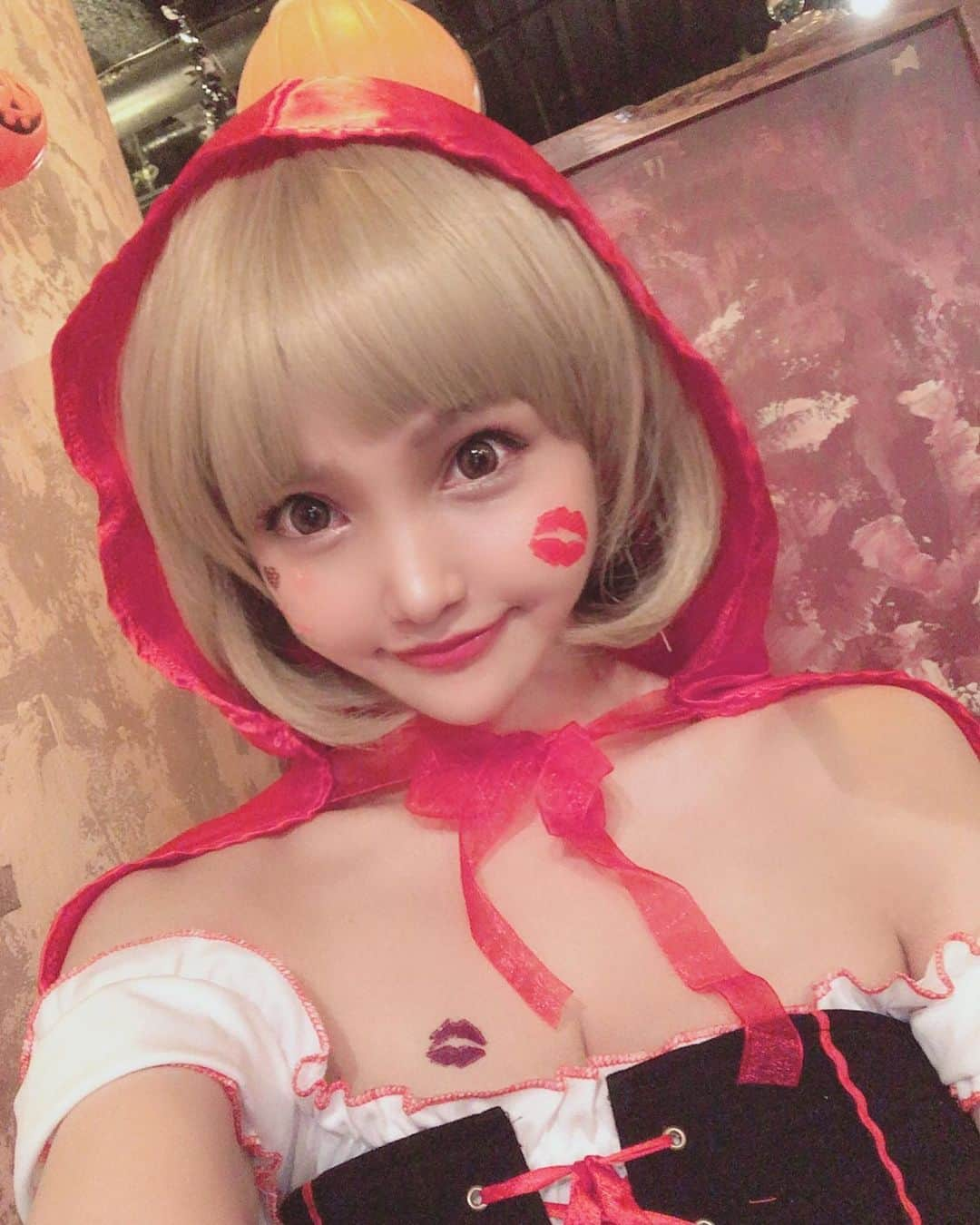 宇佐美あいりさんのインスタグラム写真 - (宇佐美あいりInstagram)「今年の仮装(◍⁃͈ᴗ•͈)४४४♡*ぢゃーん❣️するはずだった仮装着れなくて急遽赤ずきんちゃん🍎ショートヘアにしてみた♡どうかな？🥰happy Halloween🎃👻🍭 💕  #グラドル自画取り部#ハロウィン#halloween🎃👻#halloween#halloween2019#ハロウィンコスプレ#仮装#コスプレ#童話#赤ずきん#赤頭巾#ショートヘア#金髪ショート#金髪#ウィッグ#sexy#cute#エロカワ#毒リンゴ#instadaily#instalike#igers #selfie#instagood#pleaselike#followme#japanesegirl」11月1日 23時36分 - airi.usami_official