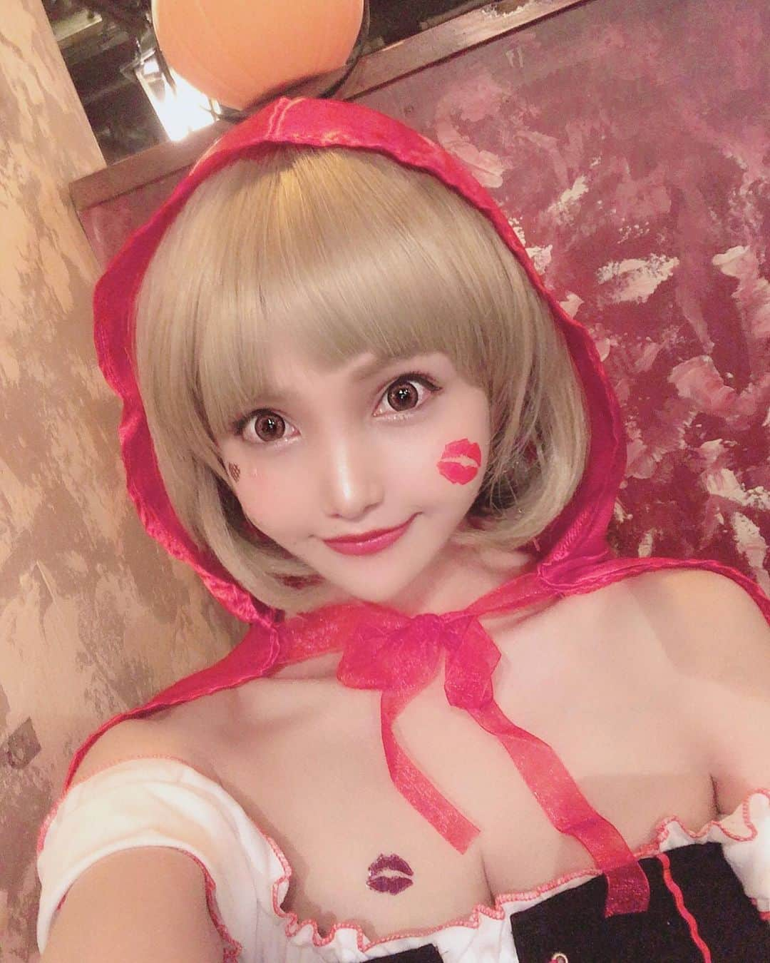 宇佐美あいりさんのインスタグラム写真 - (宇佐美あいりInstagram)「今年の仮装(◍⁃͈ᴗ•͈)४४४♡*ぢゃーん❣️するはずだった仮装着れなくて急遽赤ずきんちゃん🍎ショートヘアにしてみた♡どうかな？🥰happy Halloween🎃👻🍭 💕  #グラドル自画取り部#ハロウィン#halloween🎃👻#halloween#halloween2019#ハロウィンコスプレ#仮装#コスプレ#童話#赤ずきん#赤頭巾#ショートヘア#金髪ショート#金髪#ウィッグ#sexy#cute#エロカワ#毒リンゴ#instadaily#instalike#igers #selfie#instagood#pleaselike#followme#japanesegirl」11月1日 23時36分 - airi.usami_official