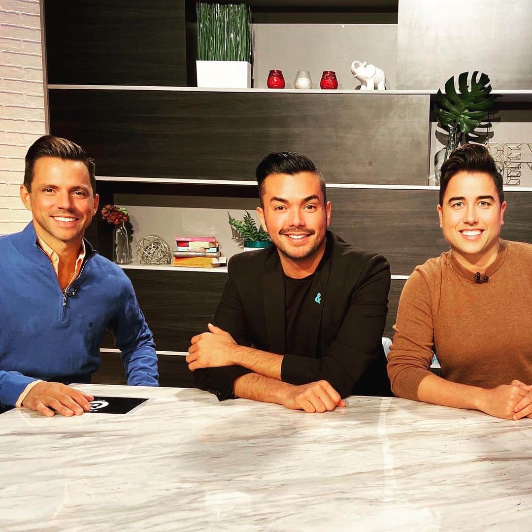 アンソニー・ラモスのインスタグラム：「Had such a good time on @theqagenda on @latvnetwork ! Let’s do it again @enriquesapene @liannac ❤️」