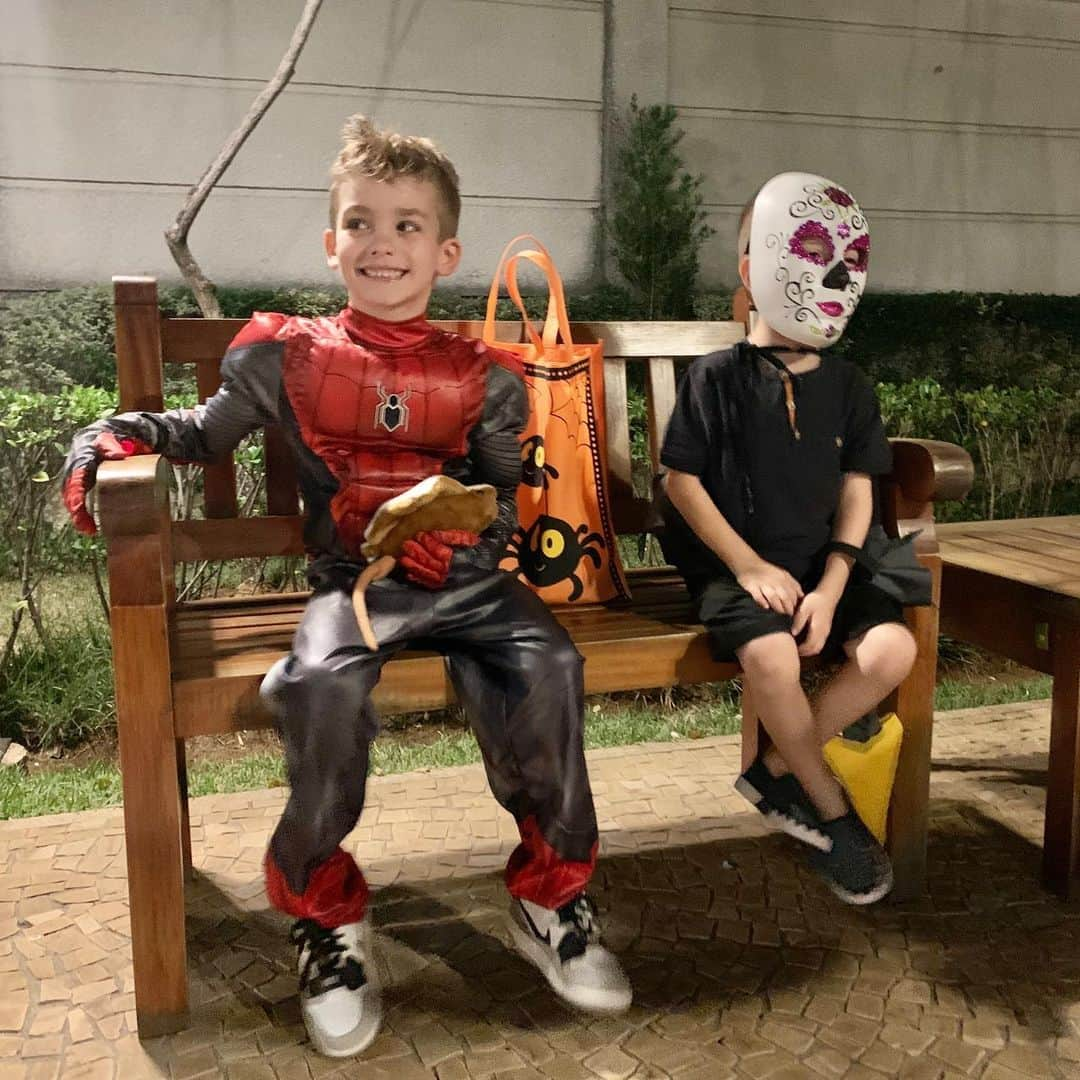 Ana Hickmannさんのインスタグラム写真 - (Ana HickmannInstagram)「Amigos para sempre!!! Alexandre e Pietro juntos sempre na bagunça. 🎃#halloween 👻 #amigos #friends」11月1日 23時40分 - ahickmann