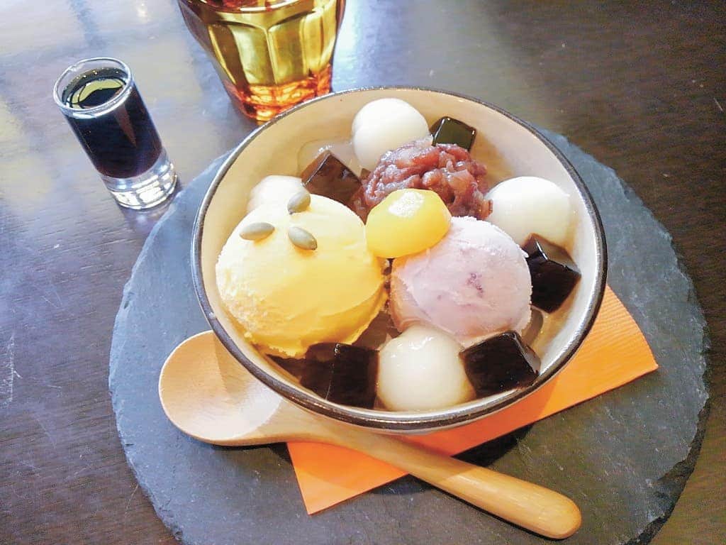 おいもカフェ金糸雀のインスタグラム：「. 秋の味覚、いも、栗、かぼちゃ、揃い踏みの『おいも鎌倉カボチャあんみつ』。 つるつるの寒天に濃厚な甘さが口に広がるかぼちゃアイスや紫芋アイス、栗の寒露煮をトッピングした贅沢なあんみつです(^^) 11月下旬までの期間限定(税込850円)。 季節限定『おいも鎌倉カボチャあんみつ』。 . #おいもカフェ金糸雀 #カフェ #鎌倉 #あんみつ #スイーツ #かぼちゃスイーツ #アイス #かぼちゃ #いも #栗 #鎌倉カフェ #おいもカフェ . 《おいもカフェ金糸雀》 営業時間：10:00-18:00(L.O.17:30) 定休日：水曜日 248-0006 神奈川県鎌倉市小町2-10-10 小町TIビル1F TEL：0467-22-4908」