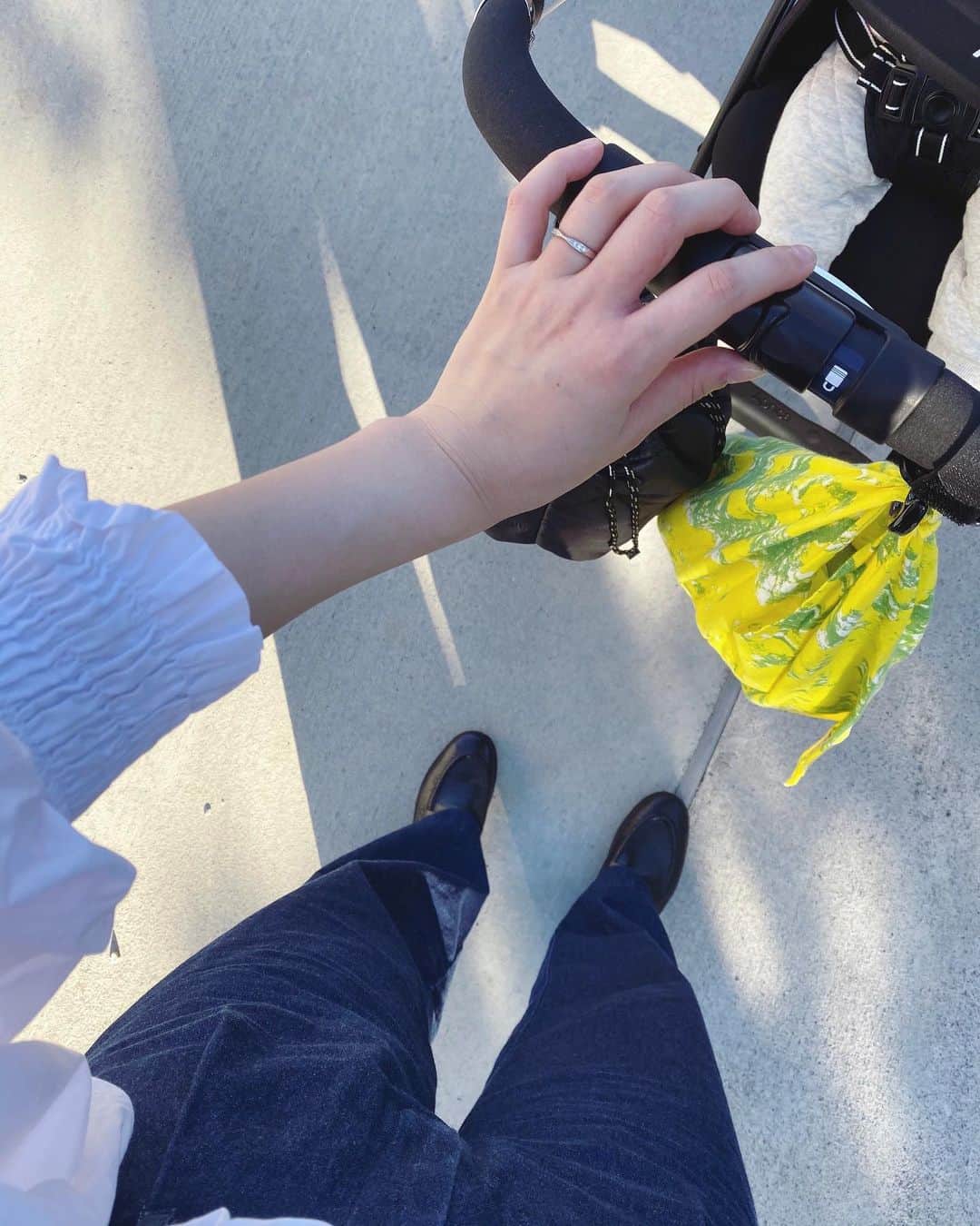 のインスタグラム：「散歩👶🏻黄色のは風呂敷バッグ。﻿ (近場の小さなマザーバッグとして)」