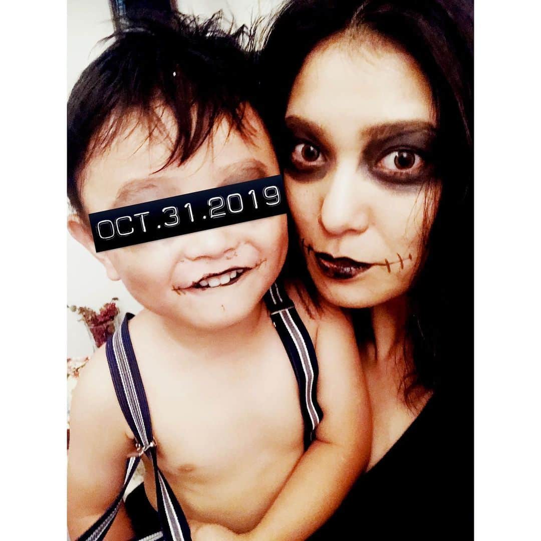 金城優華のインスタグラム：「Halloween 2019.  チビ助大好きなガイコツさんになりたいと言うので﻿ 急遽メイク。﻿ 私までガイコツさんに変身させられて﻿ その顔で夕食。﻿ ハロウィンパーティーとか計画してなかったからただの夕食。笑﻿ ﻿ ﻿ #でも夫がまさかの昔のハロウィン衣装引っ張り出してデビルに変身﻿ #急遽ハロウィンごっこ開催﻿ #チビ助﻿ #デビルに「お名前は？」と謎の質問連呼。笑﻿ ﻿ チビ助生まれる前は気合い入れた仮装してたけど﻿ これくらいゆるーい感じ好きよ♥笑﻿ ﻿ ﻿ #金城優華﻿ #金城の子育て事情﻿」