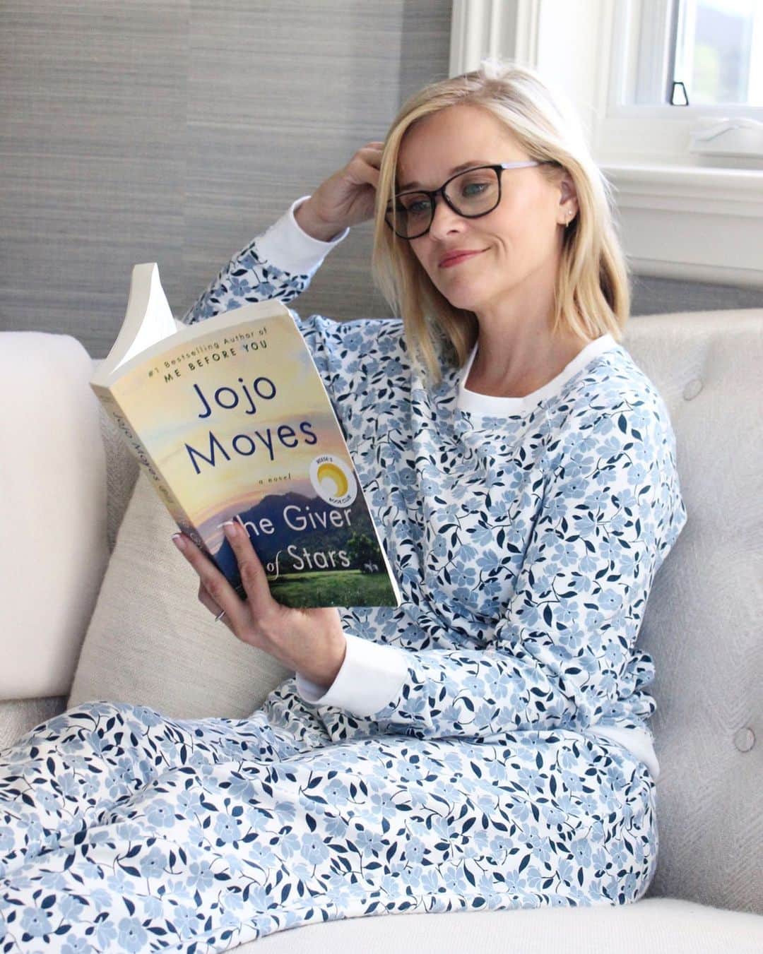 リース・ウィザースプーンさんのインスタグラム写真 - (リース・ウィザースプーンInstagram)「I can’t think of a better book to read during the month of giving than #TheGiverofStars by @jojomoyesofficial.📚 For years I’ve been a huge Jojo Moyes fan. Her characters are so compelling and y’all already know how much I love historical fiction! Set in Kentucky during the 1930’s, the story follows a small group of women known as the Horseback Librarians of Kentucky. It’s such a great narrative about personal strength and really captures how books bring communities together, especially for these women who are completely bonded by their love of literature.✨ Follow along at @reesesbookclub and let’s read together! #readwithreese」11月1日 23時57分 - reesewitherspoon