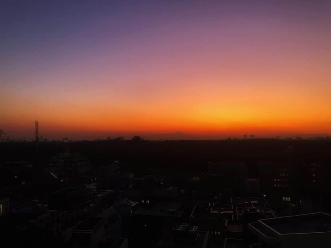 新倉瞳さんのインスタグラム写真 - (新倉瞳Instagram)「Beautiful Tokyo Sunset with Mini Fuji after the meeting  東京の夕暮れの中に小さな富士山  今日も最高な1日に感謝  明日も良い日になりますように  #tokyo #beautufultokyo #fuji #minifiji #sunset #autumnsky」11月1日 23時58分 - hitominiikura