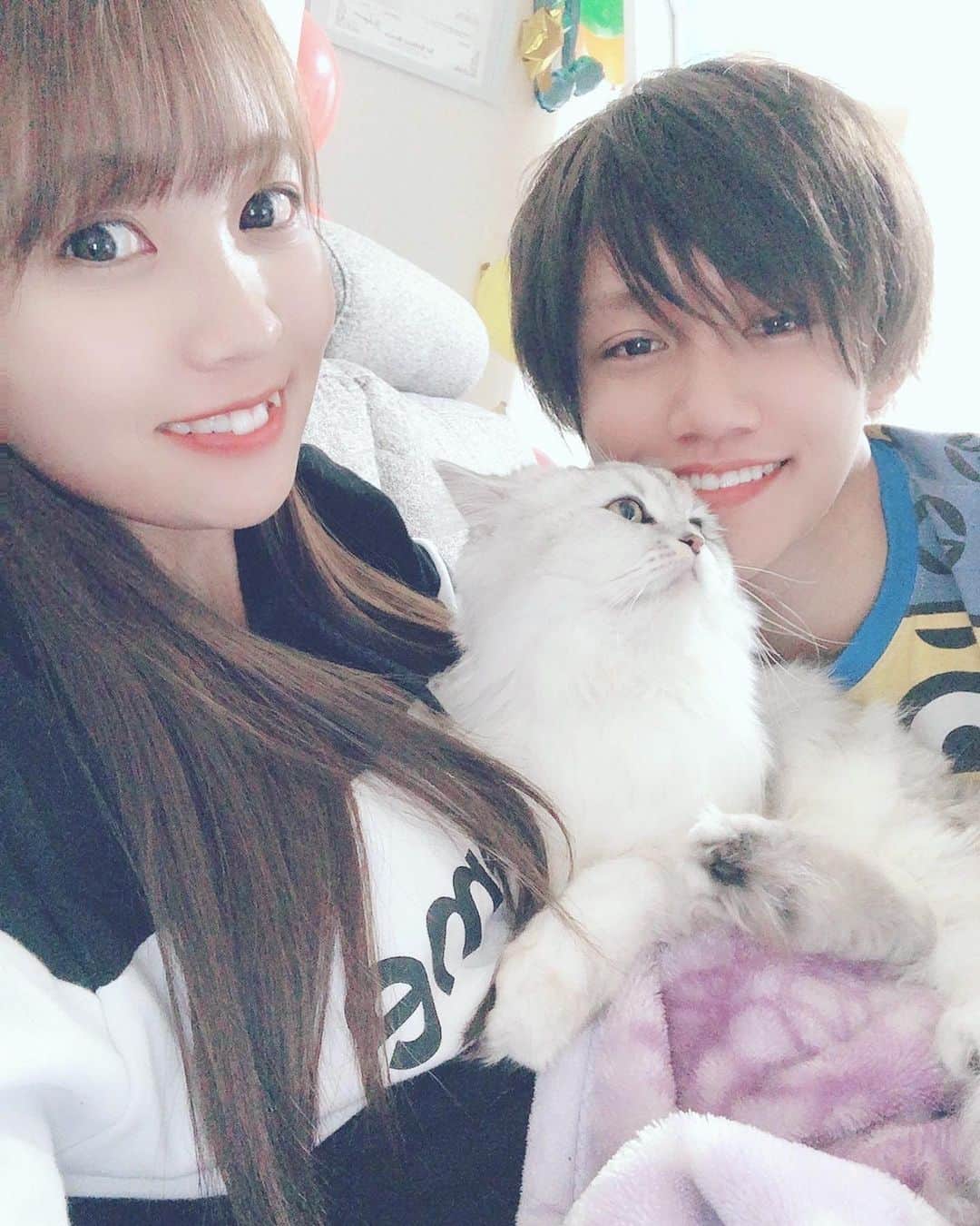 まういのインスタグラム：「今日で日本に婚姻届を出して1年経った〜！ フィリピン から婚姻証明書とか取り寄せたり大使館行ったりもう手続き大変すぎた頃が懐かしい･･･ 今の家にも引っ越してから1年経つのね。 かりんちゃん、ベルちゃんこれからもよろしくね」