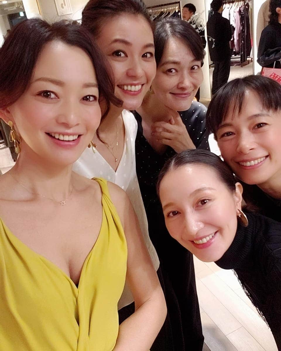 佐藤純さんのインスタグラム写真 - (佐藤純Instagram)「昨日は、VINCE 表参道店のパーティーへ🎉  @vince  私の黄色のワンピースもVINCE ❤  肩のデザインやプリーツがとっても素敵なの。  デザイナーのキャロラインさんや仲良しモデルメンバーに会えて楽しい夜でした😊  @gomyoyuko @ayumiayunco @aikick @nao_nao310 @asami_bear  #VINCE #ヴィンス #ワンピース #大好き #omotesando  #表参道 #party  #ママ #ママモデル #モデル #mama #mamamodel #model」11月2日 0時07分 - junsatoidea