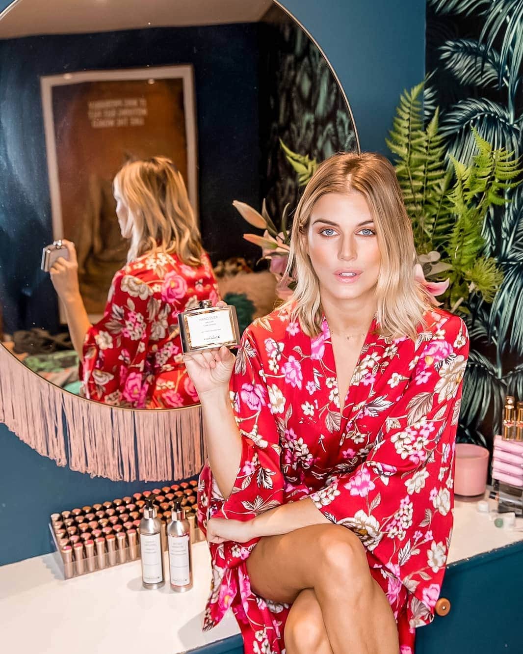Ashley Jamesさんのインスタグラム写真 - (Ashley JamesInstagram)「AD: As part of my ongoing quest to use less plastic, I'm genuinely so pleased to be working with @weareparadoxx. They're a hair care brand whose products leave my hair feeling and smelling amazing, whilst caring about the planet at the same time. 💁🏼‍♀✨♻️ I have the shampoo, conditioner, and hangover elixir - which is my favourite product and has the best packaging ever. It contains coconut, argan and soya oil as well as Irish whiskey - who knew whiskey kept your hair shiny? 🥃✨🤪 All their products are vegan, natural, organic and free of any nasty stuff like toxins, but still leave your hair feeling clean bouncy and soft.  @stephaniebv used it when we were in Positano and was so impressed too. They honestly leave your hair all shiny and smelling like a spa!  Their packaging is also 90% plastic free (apart from the pumps, which are recyclable). I honestly can't rave about their products enough, check out my stories to see how shiny my hair looks. 💁🏼‍♀✨💚#weareparadoxx @feelunique」11月2日 0時07分 - ashleylouisejames