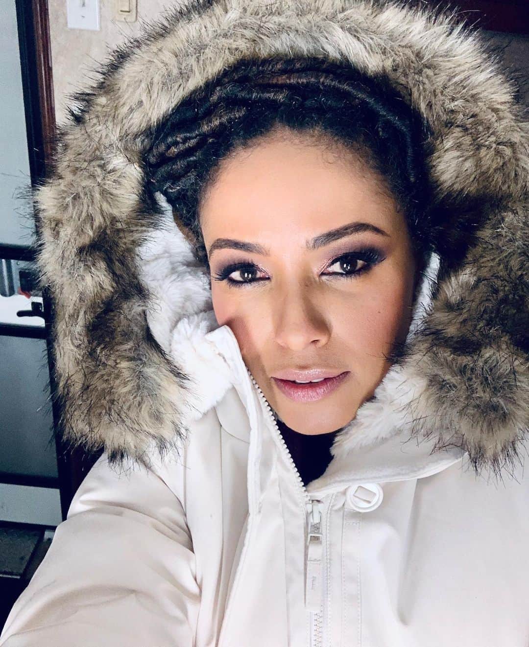 ジーン・トリプルホーンのインスタグラム：「Happy #november !! It is officially #coat season in #Chicago. Here is to embracing #change and to having 2 more months of living your fullest, no holds bar, throw everything on the table, brave 2019!!! Thank you @rochelleuribe for the beautiful #makeup」