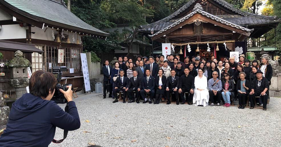 河瀬直美さんのインスタグラム写真 - (河瀬直美Instagram)「本日 なら国際映画製作🎬 ナラティブ第6弾 秋晴れの良き日に、安全祈願祭いたしました。これから約1ヶ月の撮影が始まります。 日中合作乞うご期待✨  Nara International Film Festival project "NARAtive" is started the shooting for a month.  We went a shrine for praying for safety in the clear autumn day. It's co-production Japan and China. You're gonna love it.  #nara #shooting #御所市 #鴨津波神社  #おついたち」11月2日 0時16分 - naomi.kawase