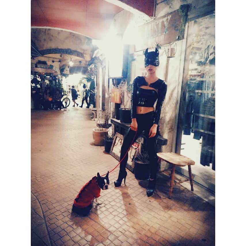 金城優華のインスタグラム：「ちなみに数年前はちゃんとしてた。笑  #catwoman  #halloween  #美浜アメリカンビレッジ  #いつだっけな?」
