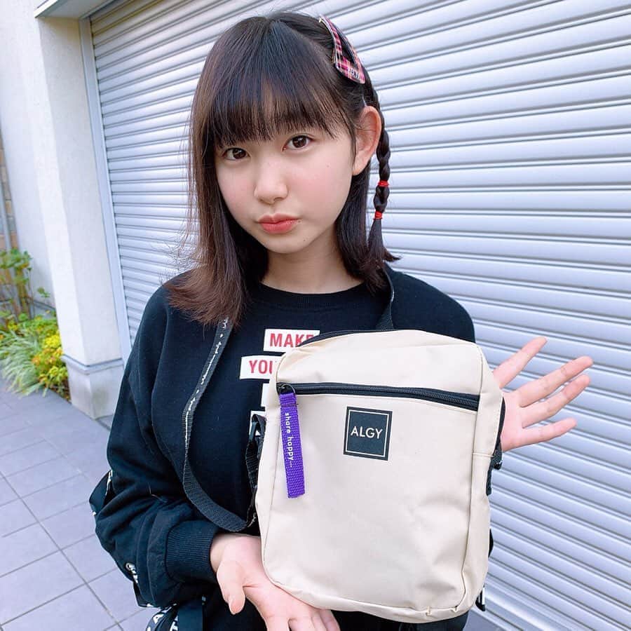 ニコ☆プチのインスタグラム：「🌈 #プチモのふろくの使い方 🌈﻿ 3人目はアヤメ！！！ ﻿ 🐶アヤメより🐶 大きいスマホもお財布もすっぽり入るから、 駄菓子屋さんや100均に行くような 「ちょこっとお出かけ」にバッチリだったよ💕 色も気に入ってます！！ #ニコプチ #ニコプチふろく #川合菖蒲 #アヤメ #プチモ #アルジー #ショルダーバッグ #ニコプチふろくのある生活」