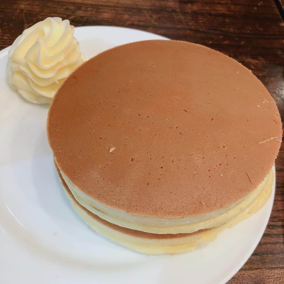 休日課長さんのインスタグラム写真 - (休日課長Instagram)「ホットケーキ食べながら打ち合わせ。 いつ食べてもうまい… 打合せ相手の方もうまいが止まらない様子で良かった。」11月1日 15時20分 - kyujitsu_kacho
