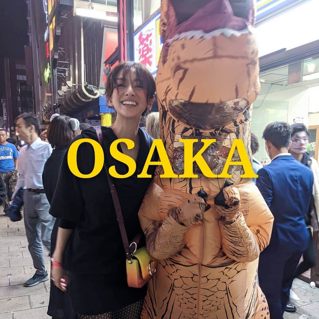 Yoshiko Kris-Webb クリス-ウェブ佳子さんのインスタグラム写真 - (Yoshiko Kris-Webb クリス-ウェブ佳子Instagram)「@veuveclicquot_ww ラブ・ヴーヴ🥂 One fun night in Osaka for #veuveclicquot #yelloween 🎃 with @michi_oomori_official @yuyanara @sakurai_takashi」11月1日 15時25分 - tokyodame