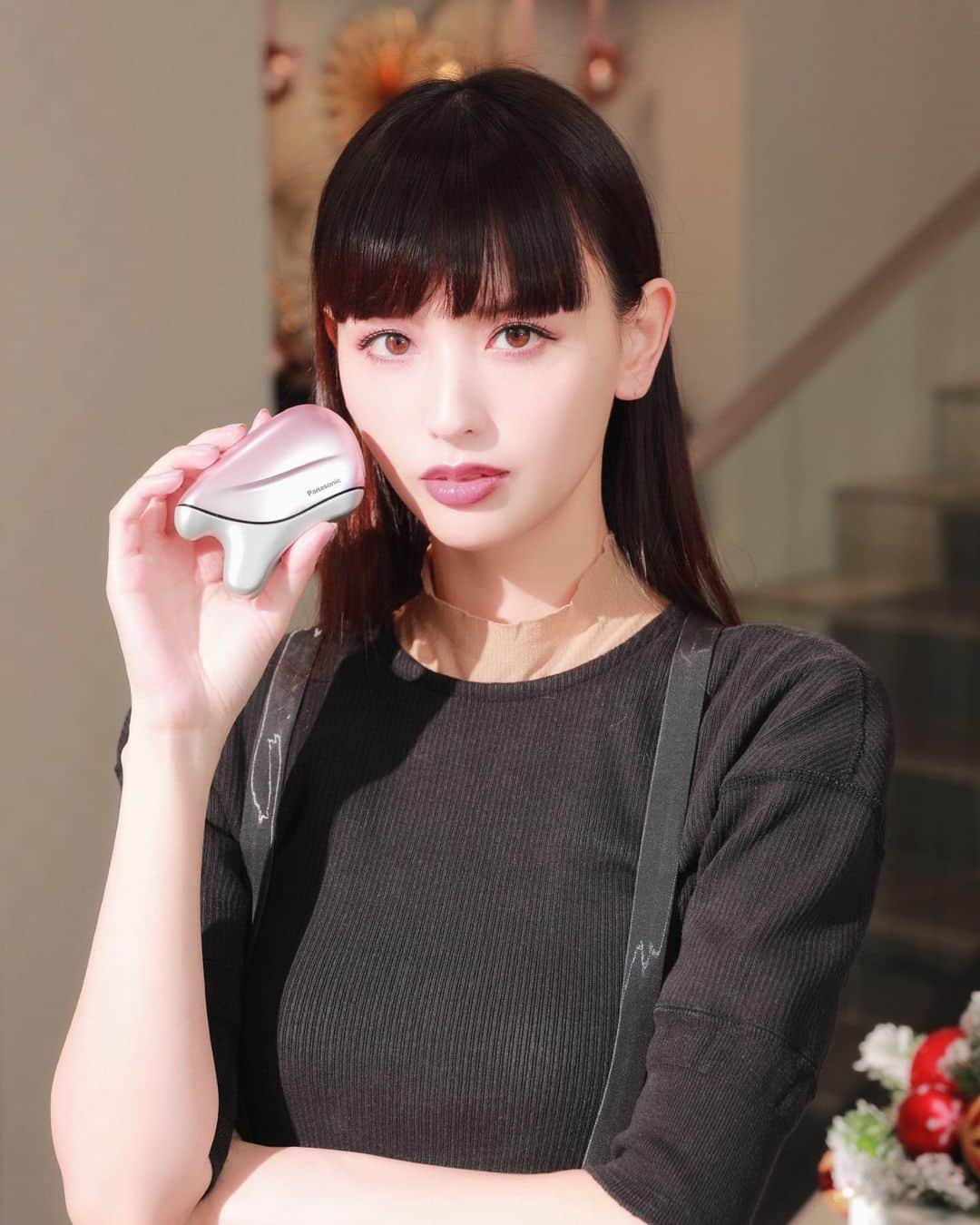 鈴木えみさんのインスタグラム写真 - (鈴木えみInstagram)「Panasonic Beauty SALON銀座で行われた、「Panasonic Beautyドレナージュ美顔器温感かっさ」発売記念体験会に行ってきました。 美容ギア系には疎い私ですが、メイクアップアーティストの小田切ヒロさんによる「かっさのメソッド」セミナーがあり、とても勉強になりました！ ㅤㅤㅤ この温感かっさは、普通のかっさとは違って温感（37℃と40℃の2段階あり）で筋肉がほぐれて、巡りやすくなるんだそうです。 これからの寒い時期にあったかくて良さそう🥰 顔のマッサージをするときのポイントとしては、気になるパーツから始めるのではなく、まず耳まわりからほぐすのが大事みたい！ 日々スマホ操作やデスクワークなどで下を向くことが多いので、 顔のたるみ予防や首肩のコリをほぐす用に使います🙏🏻✨ ㅤㅤㅤ #パナソニックビューティ #温感かっさ」11月1日 15時34分 - emisuzuki_official