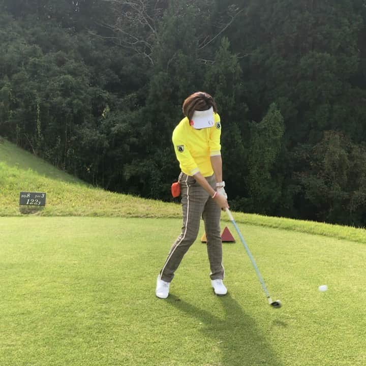 のインスタグラム：「大事にスイングしてみた🏌️‍♀️ ピン位置左めで、左手前カラーからピンに寄っていきました👀✨ par 取れました👍 * #ハーフトップでラッキーショット笑 #笑い方が豪快 #instagolf #golstagram #골프스타그램﻿﻿﻿ #ゴルフ #golf #골프 #ゴルフ女子 #女子ゴルフ　#目指せ美スイング #golfswing  #ゴルフスイング #골프스윙 #アルチビオ #archivio #アルチビオ10周年キャンペーン」
