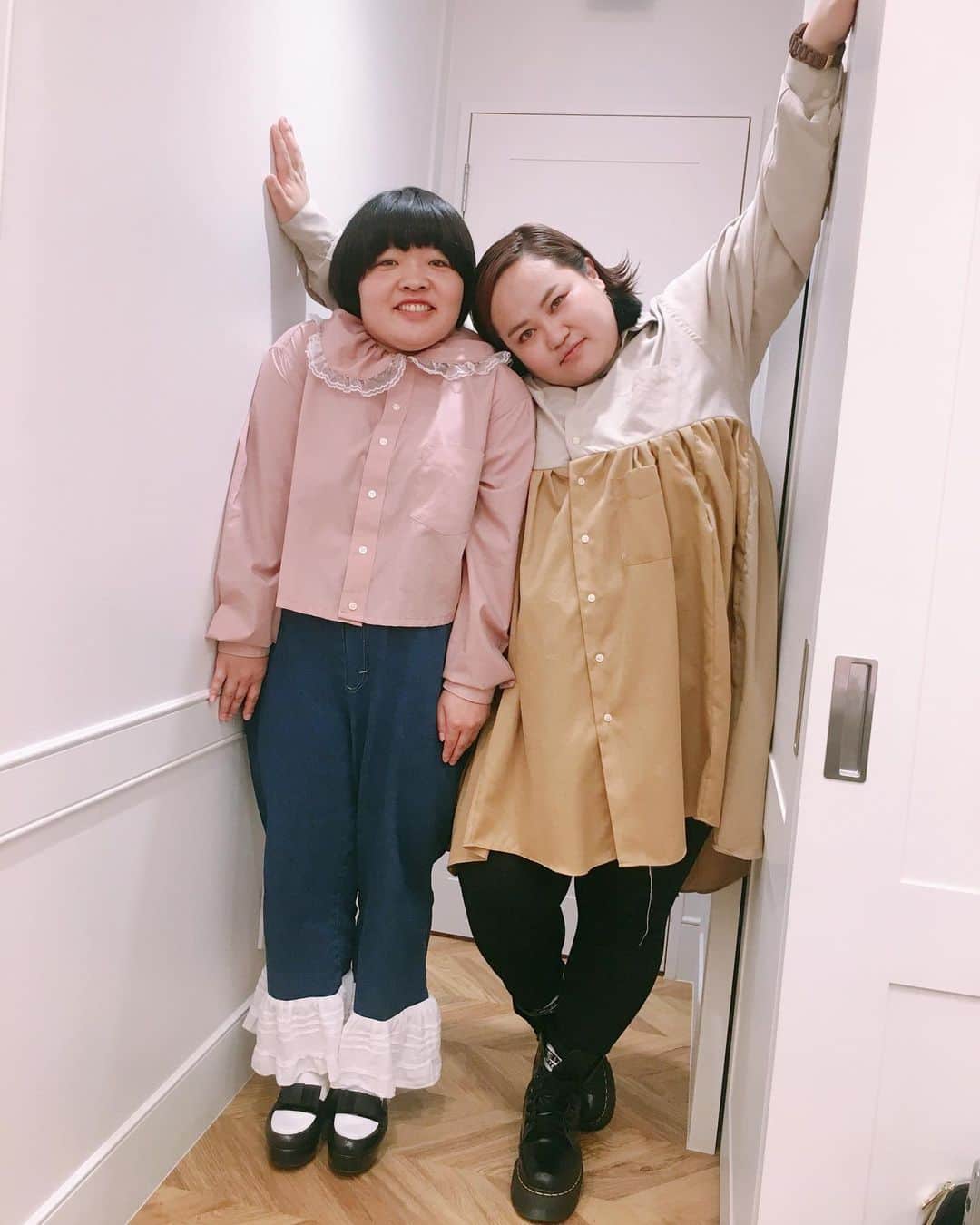 おかずクラブのインスタグラム：「#オルガン坂生徒会 👚👗👠 こんにちは〜 スタイリストです！ ちょいと前のオルガン坂生徒会の時の衣裳です！ 狭い所で📸 オカちゃんぎゅうぎゅう🐣  オカリナ⭕️ ピンクブラウス&裾レースデニムパンツ👉パナマボーイ @harajuku_panama  その他👉スタイリスト私物  ゆいP⭕️ ベージュ切り替えワンピース👉パナマボーイ @harajuku_panama  その他👉スタイリスト私物  なんかゆいPさん、いつもと雰囲気違くていい感じぃ〜  Styled by @ayumiii_2019  #おかずクラブ #okazugram」