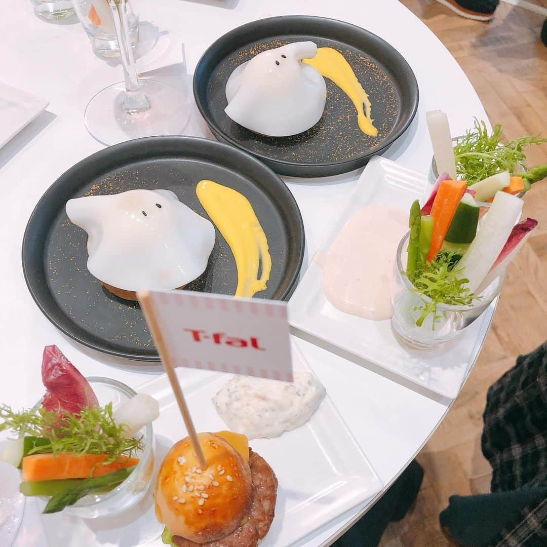 うえむらちかさんのインスタグラム写真 - (うえむらちかInstagram)「ティファール様からご招待いただき﻿ T-fal 秋冬の新商品発表会に行ってきました💕﻿ ﻿ ﻿ 🐚衣類スチーマー「スチーム シュシュ」﻿ ﻿ コロンとキュートな貝殻をモチーフにしたデザインになっていてとても可愛かったです💕﻿ ﻿ ハンガーにかけたまま服のシワがさっと伸ばせるなんてズボラな私には夢のようなラクチン家電☺️﻿ ﻿ 780gという軽量サイズなのも腕が疲れなくて嬉しいですね✨﻿ ﻿ ﻿ 👶「ハンドブレンダー ベビーマルチ」﻿ の実演も見せてもらいました👏﻿ ﻿ スープやスムージーだけじゃなく﻿ 赤ちゃんの離乳食づくりに活躍してくれる優れもの✨﻿ 来年初めに生まれる友達の出産祝いが早くも決まりました🤱﻿ ﻿ ﻿ #フォトスポット の世界観や﻿ #ハロウィン にちなんだケータリングも﻿ ぶち可愛かったです〜🎃﻿ ﻿ 毎日使う家電が可愛いと﻿ 日々の生活のやる気が湧いてきますよね💕﻿ ﻿ ﻿ #ティファール #衣類スチーマー #スチームシュシュ #PR #tfal #家電﻿ #ティファールの新商品 #ファッション #ハンドブレンダー #離乳食」11月1日 15時47分 - uemurachika