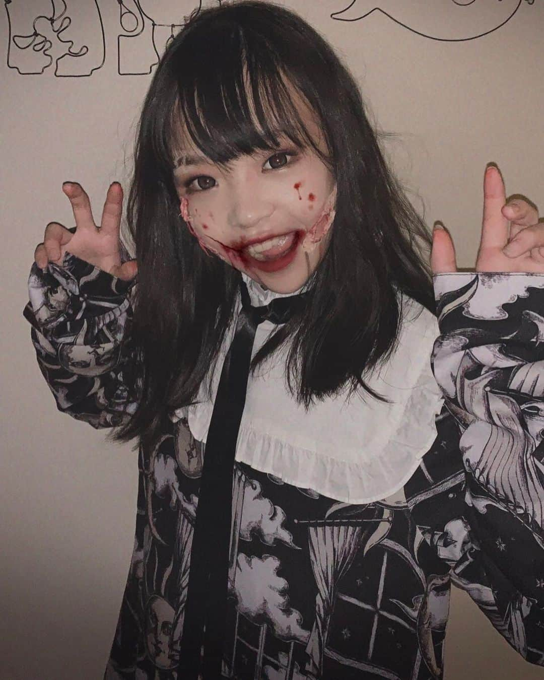 Hinataさんのインスタグラム写真 - (HinataInstagram)「. . Halloween🎃 . ひなたも仮装してみたよ〜👻 結構がんばった‼︎ TikTokには先に投稿してたんだけど せっかくだからインスタにも写真アップしておくね😆 . ひなたの仮装どう？？ . . #Halloween #ハロウィン #コスプレ #仮装 #ホラーメイク #ゾンビメイク  #結構大変だった #クラージュキッズ #Hinata #ひなた #遅れて投稿 #でもアップしたかった」11月1日 15時57分 - hinachosugram