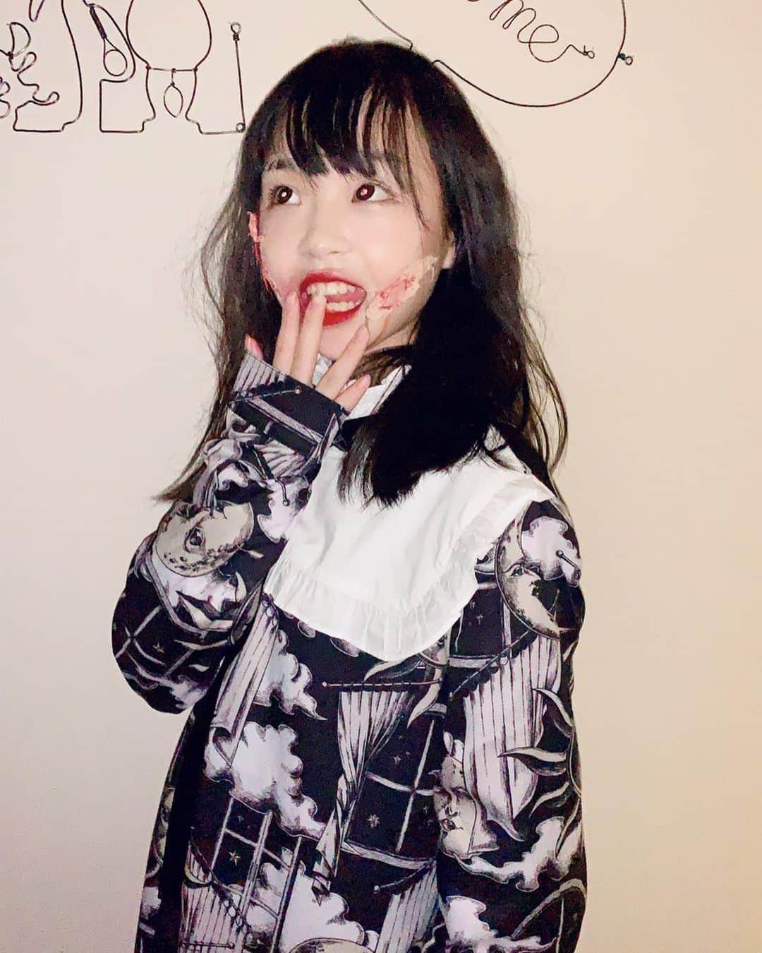 Hinataさんのインスタグラム写真 - (HinataInstagram)「. . Halloween🎃 . ひなたも仮装してみたよ〜👻 結構がんばった‼︎ TikTokには先に投稿してたんだけど せっかくだからインスタにも写真アップしておくね😆 . ひなたの仮装どう？？ . . #Halloween #ハロウィン #コスプレ #仮装 #ホラーメイク #ゾンビメイク  #結構大変だった #クラージュキッズ #Hinata #ひなた #遅れて投稿 #でもアップしたかった」11月1日 15時57分 - hinachosugram