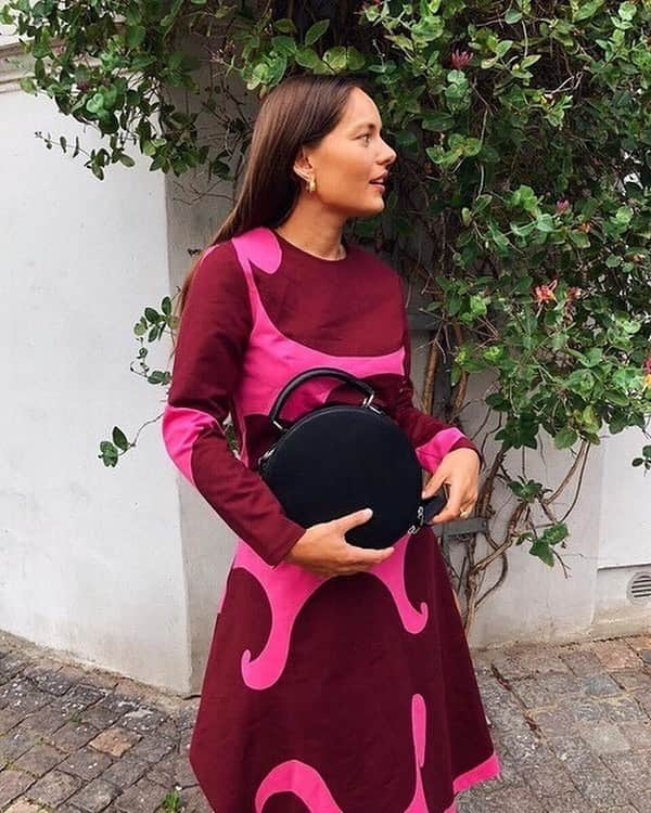 マリメッコさんのインスタグラム写真 - (マリメッコInstagram)「Start the party season with joy – and a new outfit! With its asymmetrical round hemline, the Noodi skirt was inspired by Marimekko’s archive pieces. Complete your outfit with the matching Kaide shirt and our playful Solima leather bag. Styled here by the wonderful @victoriasaceanu. #marimekko」11月1日 16時08分 - marimekko