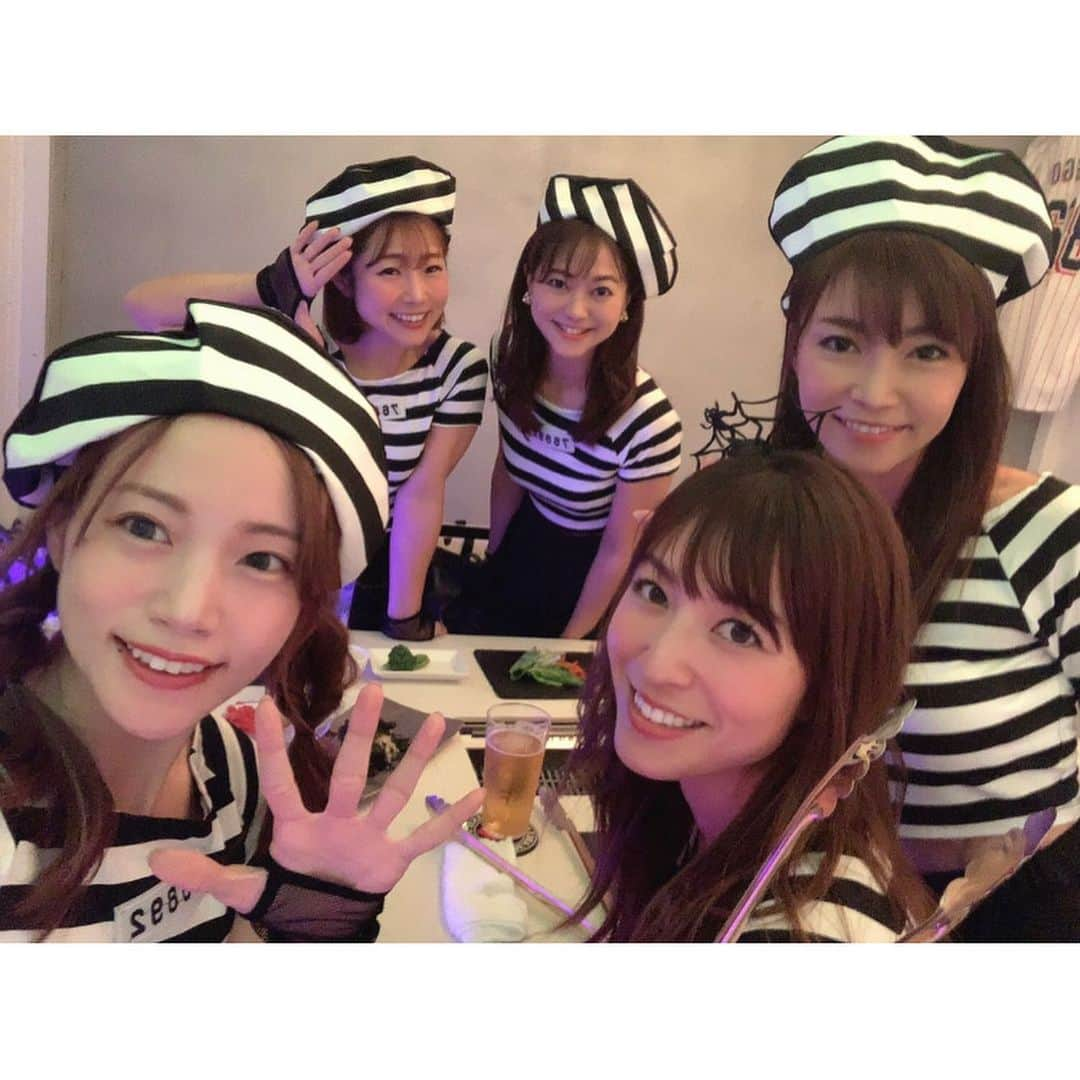 古田ちさこさんのインスタグラム写真 - (古田ちさこInstagram)「👻😈🎃 昨日はななちゃんこと高沢奈苗ちゃん @nanaetakasawa にゴルフ女子の集いに誘ってもらったの⛳️✨ ハロウィン当日だからとみんなで衣装お揃いに❤︎ ななちゃんが見つけてくれた激安囚人服。笑 #すっごい焼肉参宮橋 @suggoiyakiniku ですっごい美味しい焼肉をお腹いっぱい食べました🤤♨️ 脂っぽくなくて沢山食べられたー✨✨✨ お肉だけでなくサイドメニューも豊富で女性が喜ぶお店だと思います🎶 松中みなみちゃんはテレビ派ランチ収録以来で4年ぶりくらい？！ また会えて嬉しい☺️ えりかちゃんお誕生日おめでとう🎂🎉🎈 12/4のNANAE CUP⛳️でまたみんなに会えるのが楽しみです❤︎❤︎❤︎ . #すっごい焼肉#参宮橋#参宮橋焼肉#参宮橋グルメ #東京焼肉#焼肉#焼肉女子会#女子会#女子会コーデ #囚人#囚人コス#囚人コスプレ#囚人服コスプレ #囚人服コーデ#囚人服#prisoner#prison#ハロウィン #ハロウィン2019#2019ハロウィン#halloween #halloweencostume#halloween2019#ハロウィーン #ハロウィンコスプレ#ハロウィーンコスプレ」11月1日 16時28分 - chisakofuruta