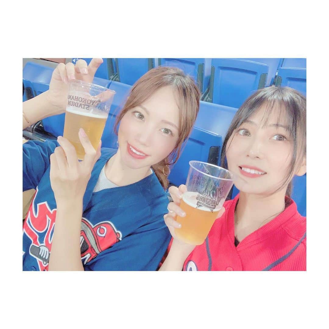大崎みらいのインスタグラム：「、 そうだよ！ #今更投稿 だよ！ 、 今シーズン最後の観戦！ 横浜スタジアムで ちさちゃんと観たよ！！ 、 ビールの売り子さんが、 この日誕生日だったそうで！ めっちゃ飲んだ。笑 その子が来るたび飲んだね笑 、 氷に味がついてるタイプのサワーでは 氷をそのまま袋ごと くれるスタイルだったので ちさちゃんと半分こしたよ！ 不思議な味になったよ笑笑 、 後ろの子たちが報徳学園の子だった らしくって、 すごく楽しそうに応援してて なんだかほっこりしました！ 、 試合結果は 書かないでおくね🤣 、 家からつまみに枝豆を 持ってきてくれたちさちゃん 、 風船を一生懸命に ふくらますちさちゃん 、 お気に入りの二枚を 載せておきますね！！笑 、 野球はやっぱり 現地がいちばんたのしいなー🥰‼️ 、 、 、 #野球 #baseball #野球観戦 #野球好き #野球女子 #古田ちさこ #絶妙にダサい動きの天才 #ドッテンユニ #横浜スタジアム #浜スタ」