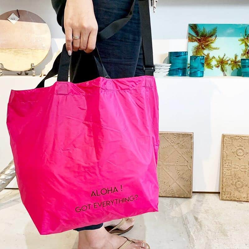 eight o eight のインスタグラム：「軽くて便利なオリジナルショルダーバッグが再入荷しました♡ . 軽い上に内ポケットに収めてポケッタブルになる仕様！ 旅行や買い物にめちゃくちゃ便利です！ . デザインは . "Got everything?" 全部持った？忘れ物はない？ . . . #beach #sea #beachhouse #beachstyle #beachgirl #california #aloha#hawaii#アロハ #ビーチ雑貨 #ビーチハウス #ビーチスタイル #ビーチライフ #ハワイ#ハワイアン #ハワイ雑貨 #ビーチ雑貨 #カリフォルニア雑貨 #カリフォルニアライフ#カリフォルニアスタイル#雑貨#海 #海を感じる雑貨」