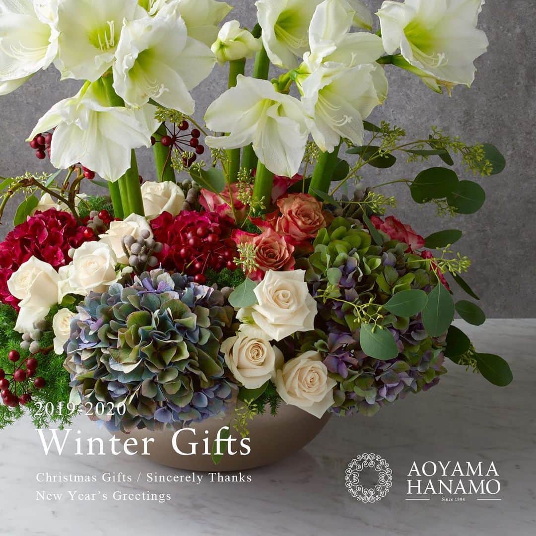 AOYAMA_HANAMOのインスタグラム：「クリスマスや冬の贈り物に、煌びやかなシーズンにふさわしい華やかで上品なフラワーギフトはいかがでしょう。青山花茂ではウィンターギフトのご注文受付を開始しています。 プロフィールのリンクURLからオンラインショップへアクセス、特集バナーからラインナップをご覧いただけます。 今年も新しいデザインをご用意。アマリリスやダリアなど、この季節ならではの華やかな花々をふんだんに使って、フラワーデザイナーが心を込めてお作りします。 数量限定品もございますので、どうぞお早めにご注文ください。 - - - #flower #flowers #flowershop #florist #tokyo #aoyama #webstagram #flowerstagram #instagood #followme #花 #花屋 #フラワー #マクロ萌え部 #ザ花部 #花のある暮らし #花のある生活 #花育 #東京 #青山 #表参道 #wintergift #holidaygift #christmas #クリスマス #クリスマスプレゼント #フラワーアレンジメント #バラ #アマリリス #お歳暮」