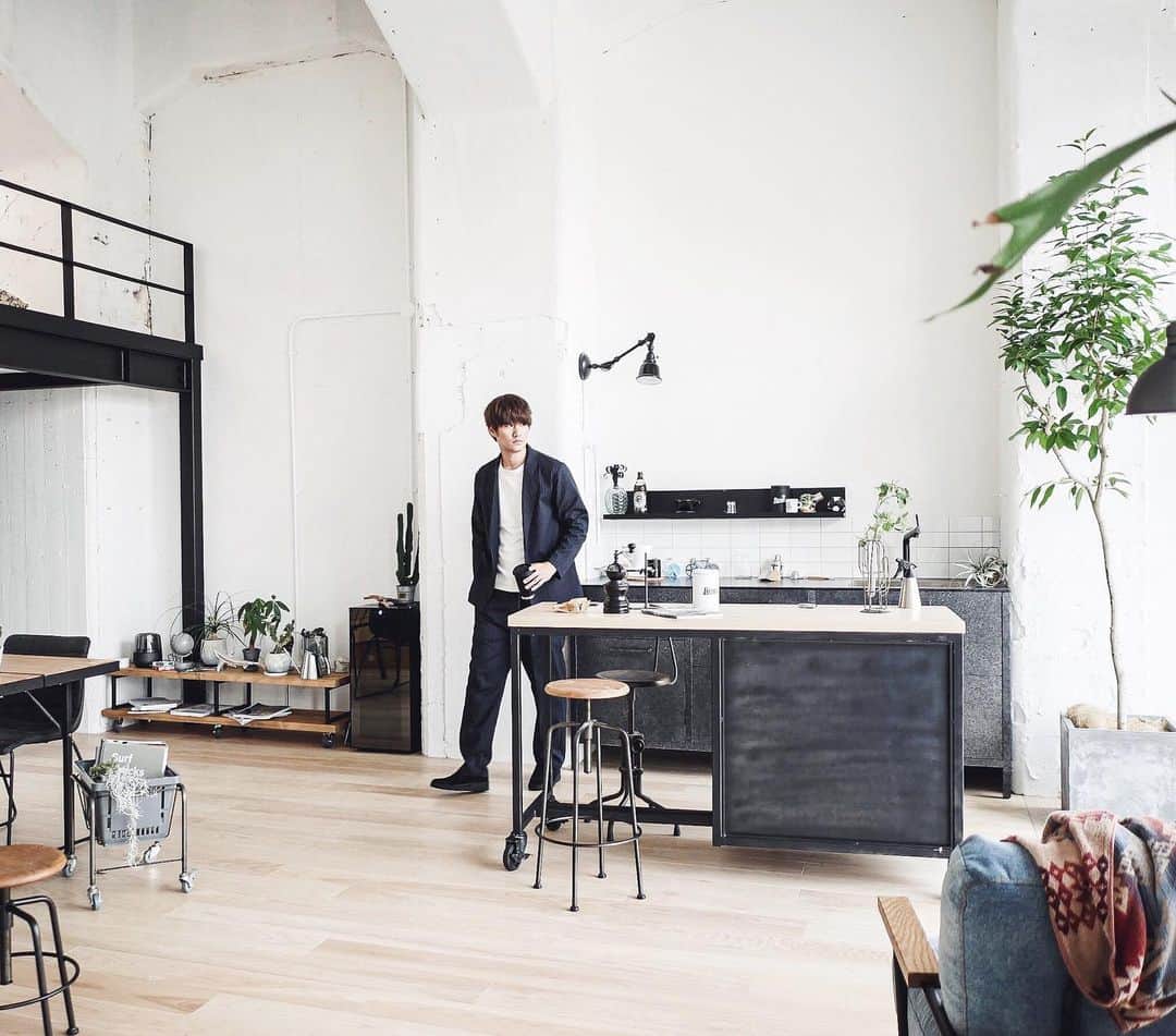 響さんのインスタグラム写真 - (響Instagram)「倉庫をリノベーションした僕の仕事部屋✏️ キッチンは壁付けにして可動式のオリジナル作業台を置いてます👍 ・ 壁付けにすることで空間をより広くつかい、 可動式の作業台を設けることで部屋を見渡しながらの作業もできる✨ ・ 壁付けキッチンとアイランドキッチン両方のいいとこ取りです💡 ・ 関係ないけどこのユルいセットアップお気に入り😍」11月1日 16時34分 - kyo_clock