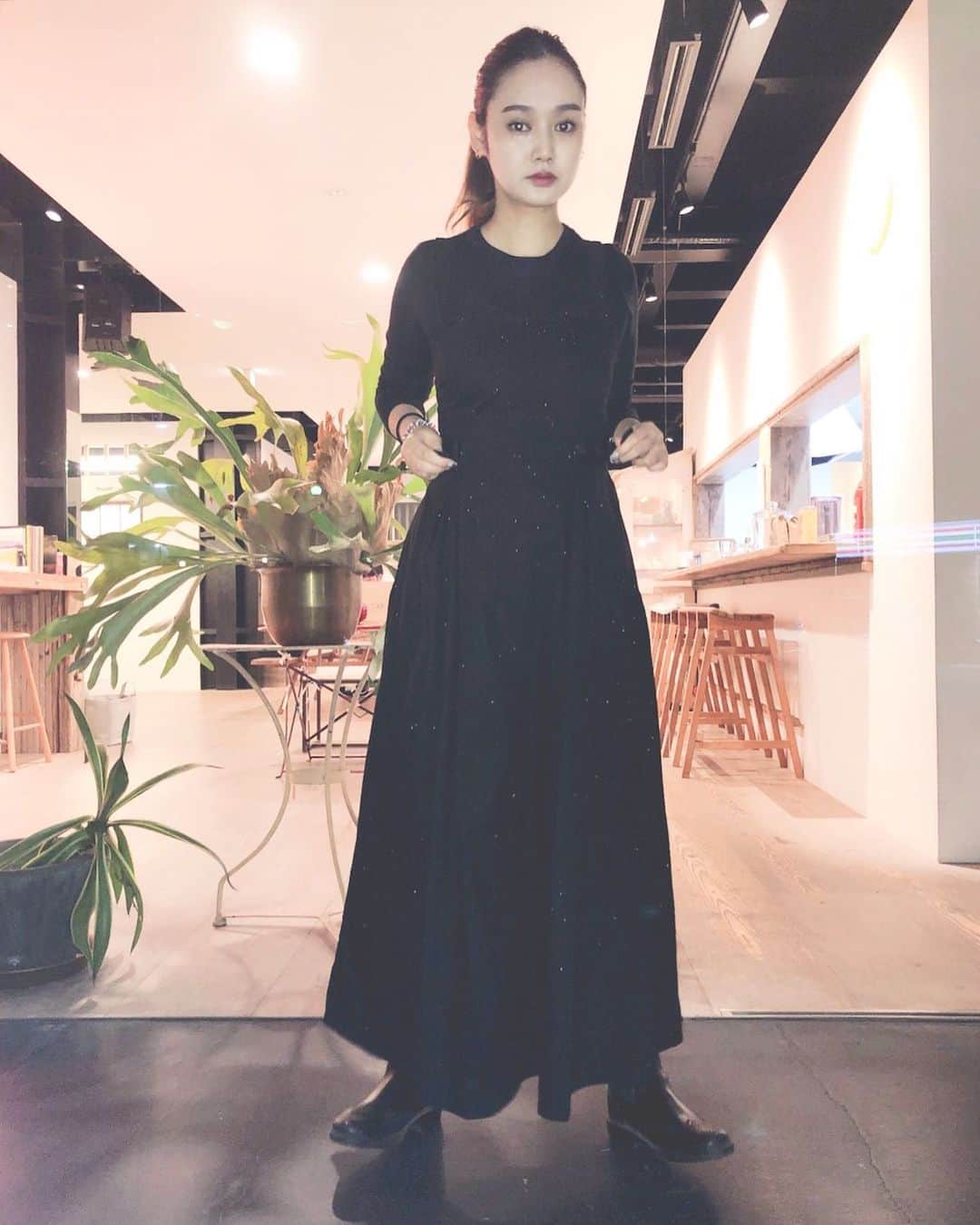 西本早希のインスタグラム：「・ 👗 @c1989_official 夜にお買い物に行った @tlalli_jp 前で 🤳 ・ 前髪邪魔で 結局 全部まとめてポニーテール」