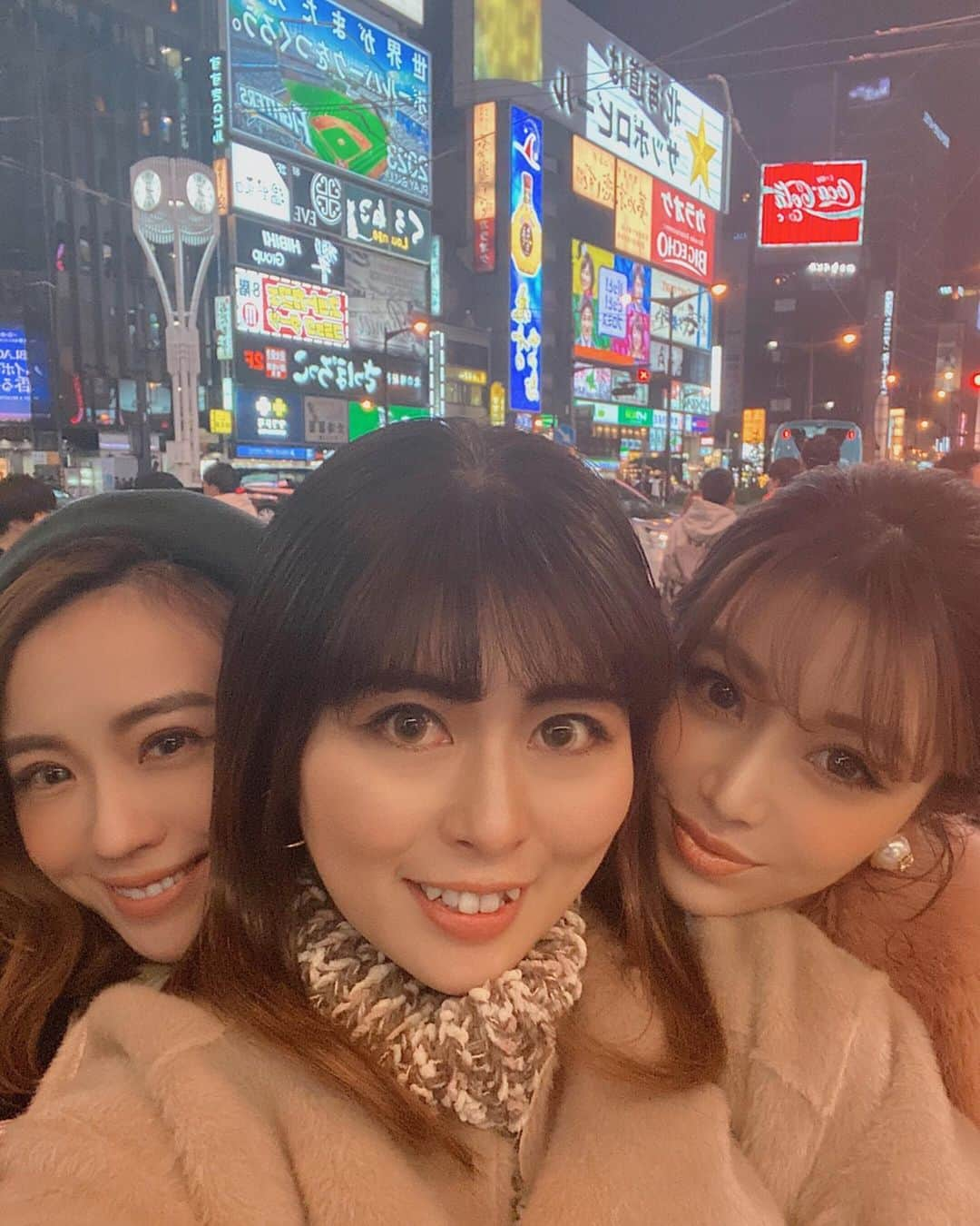 梯真奈美さんのインスタグラム写真 - (梯真奈美Instagram)「すすきのと言ったらNIKKA前だよ〜！﻿ と教えてもらい いざ来たら﻿ まさかのNIKKAがお色直し中で、﻿ えぇ〜うそやろ〜🤣🤣🤣 ってなった夜。笑﻿ ﻿ 光は灯っていないが、ほんとりと、うっすら、 NIKKAの文字が姿を現しているのを﻿ お分かりいただけただろうか‥﻿ ﻿ ﻿ パッと横を見ると微笑んでる永ちゃんがいたので、 2ショット✌️❤️（満足げ☺️笑）﻿ ﻿ シメの信玄も最高だったな〜🍜❤️﻿ ﻿ #すすきの #札幌 #北海道 #eimy #eimyistoire」11月1日 16時46分 - official_manami