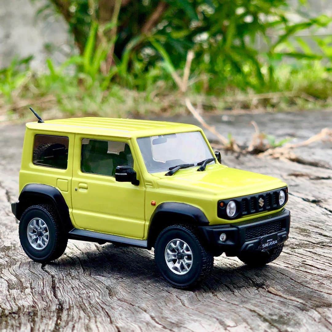 のインスタグラム：「. 1/43 DieCast model  Suzuki Jimny Sierra  #kyosho #minicar #diecastcars #myroom #interior #interiordesign #stance #jdm #hypercar #limitlesscarcare #tuned #amazing #amazingcar #carlife #instacar #jimnylovers #jb74 #jimnylife  #suzuki #suzukijimny #jimny #jimnysierra #4x4 #suzukisport #ジムニー #ジムニーのある生活  #ミニカー #クルマ #日本車 #京商  www.kyosho.com」