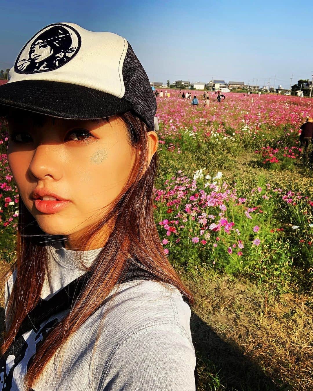 松本さゆきのインスタグラム：「#ポンコツの呟き 目に入ったり耳にした何かが頭の中で連鎖して、「あぁあんな事もあったな」 なんて若き頃を振り返ると 色んな場面で恥を晒して生きてきた事に気付く そして今も懲りずに気付かぬ恥を振りまいて、懲りもせずに数年後に気付くのかな😂」