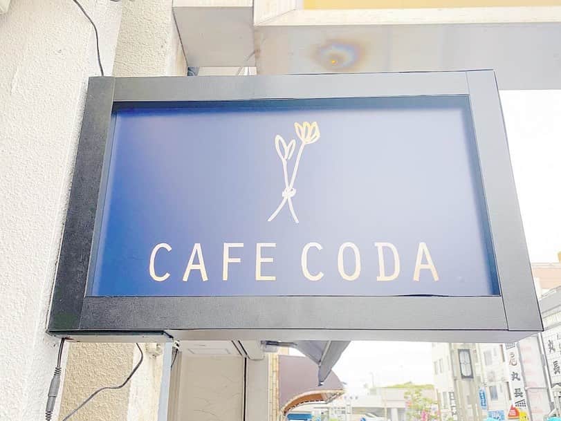 ナゴレコさんのインスタグラム写真 - (ナゴレコInstagram)「「クロックムッシュ」﻿ リポスト✒︎安城市にあるスペシャルティコーヒー専門店、cafe CODAさんのクロックムッシュ🍳🍴﻿ ﻿ これは珍しい形ですね👀❗️先日こちらのSサイズも登場したようですよ😎🍴﻿ ﻿ そして間に挟まれているハムとチーズが何とも美味しそうですね〜🤤🧀🥓コーヒーとの相性も抜群でしょうね☕️💯﻿ ﻿ インテリアコーディネーターによりデザインされた店内はお洒落かつスタイリッシュ🕴✨﻿ ﻿ 駅チカということもあり、気軽に訪れることができるのも嬉しいですね🚃💨﻿ ﻿ @ribbon_cloth12さん、#ナゴレコ ありがとうございます⭕️﻿ ﻿ Repost @ribbon_cloth12・・・﻿ ﻿ 🥓CAFE CODA🧀﻿ クロックムッシュ﻿ .﻿ 安城おしゃカフェ発掘の旅☺︎﻿ かわいいクロックムッシュです◎﻿ 中にはチーズとハムが入ってる〜𓎻𓌈𓎩 ◌ 𓂃﻿ ピザ食べてるみたいだったよ∅✶*﻿ お値段もかわいくてこれはおすすめできる！﻿ というか内観おしゃれすぎるのさ！﻿ ドライフラワーあるお店は大体当たり！﻿ けどドライカレーの存在感すごかった←﻿ .﻿」11月1日 17時02分 - nagoya_food