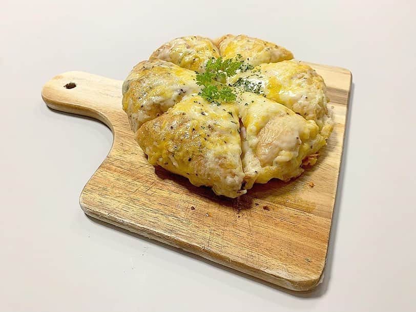 ナゴレコさんのインスタグラム写真 - (ナゴレコInstagram)「「クロックムッシュ」﻿ リポスト✒︎安城市にあるスペシャルティコーヒー専門店、cafe CODAさんのクロックムッシュ🍳🍴﻿ ﻿ これは珍しい形ですね👀❗️先日こちらのSサイズも登場したようですよ😎🍴﻿ ﻿ そして間に挟まれているハムとチーズが何とも美味しそうですね〜🤤🧀🥓コーヒーとの相性も抜群でしょうね☕️💯﻿ ﻿ インテリアコーディネーターによりデザインされた店内はお洒落かつスタイリッシュ🕴✨﻿ ﻿ 駅チカということもあり、気軽に訪れることができるのも嬉しいですね🚃💨﻿ ﻿ @ribbon_cloth12さん、#ナゴレコ ありがとうございます⭕️﻿ ﻿ Repost @ribbon_cloth12・・・﻿ ﻿ 🥓CAFE CODA🧀﻿ クロックムッシュ﻿ .﻿ 安城おしゃカフェ発掘の旅☺︎﻿ かわいいクロックムッシュです◎﻿ 中にはチーズとハムが入ってる〜𓎻𓌈𓎩 ◌ 𓂃﻿ ピザ食べてるみたいだったよ∅✶*﻿ お値段もかわいくてこれはおすすめできる！﻿ というか内観おしゃれすぎるのさ！﻿ ドライフラワーあるお店は大体当たり！﻿ けどドライカレーの存在感すごかった←﻿ .﻿」11月1日 17時02分 - nagoya_food