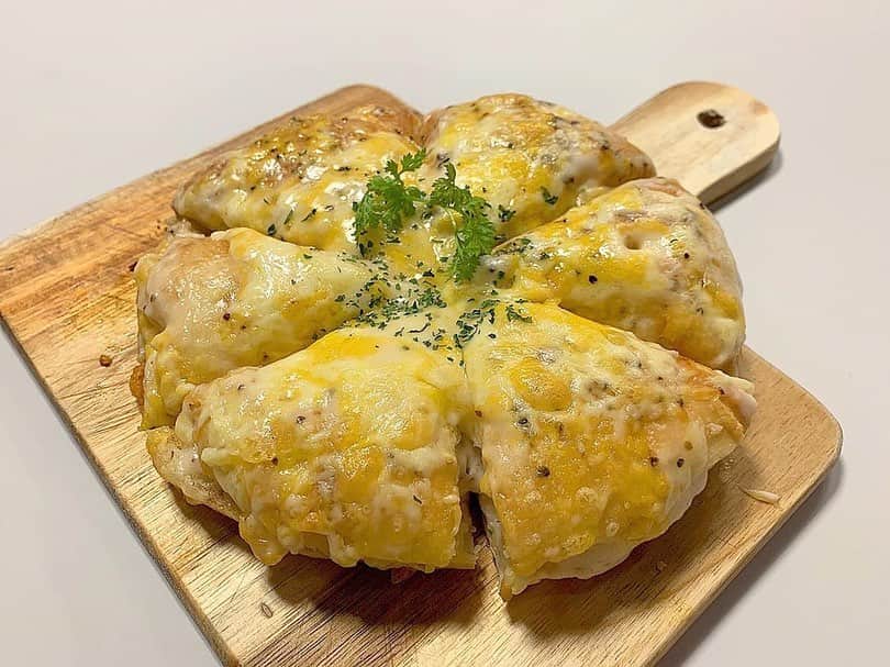 ナゴレコさんのインスタグラム写真 - (ナゴレコInstagram)「「クロックムッシュ」﻿ リポスト✒︎安城市にあるスペシャルティコーヒー専門店、cafe CODAさんのクロックムッシュ🍳🍴﻿ ﻿ これは珍しい形ですね👀❗️先日こちらのSサイズも登場したようですよ😎🍴﻿ ﻿ そして間に挟まれているハムとチーズが何とも美味しそうですね〜🤤🧀🥓コーヒーとの相性も抜群でしょうね☕️💯﻿ ﻿ インテリアコーディネーターによりデザインされた店内はお洒落かつスタイリッシュ🕴✨﻿ ﻿ 駅チカということもあり、気軽に訪れることができるのも嬉しいですね🚃💨﻿ ﻿ @ribbon_cloth12さん、#ナゴレコ ありがとうございます⭕️﻿ ﻿ Repost @ribbon_cloth12・・・﻿ ﻿ 🥓CAFE CODA🧀﻿ クロックムッシュ﻿ .﻿ 安城おしゃカフェ発掘の旅☺︎﻿ かわいいクロックムッシュです◎﻿ 中にはチーズとハムが入ってる〜𓎻𓌈𓎩 ◌ 𓂃﻿ ピザ食べてるみたいだったよ∅✶*﻿ お値段もかわいくてこれはおすすめできる！﻿ というか内観おしゃれすぎるのさ！﻿ ドライフラワーあるお店は大体当たり！﻿ けどドライカレーの存在感すごかった←﻿ .﻿」11月1日 17時02分 - nagoya_food