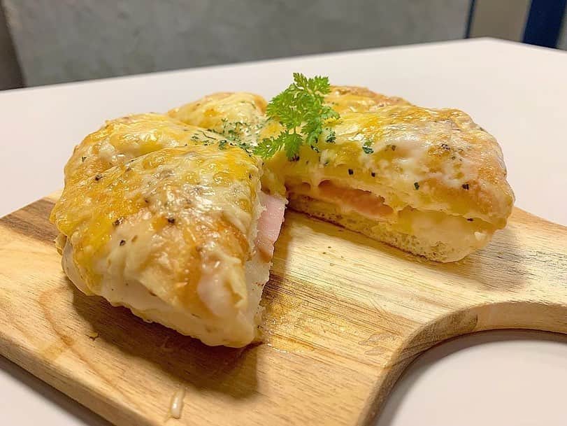 ナゴレコさんのインスタグラム写真 - (ナゴレコInstagram)「「クロックムッシュ」﻿ リポスト✒︎安城市にあるスペシャルティコーヒー専門店、cafe CODAさんのクロックムッシュ🍳🍴﻿ ﻿ これは珍しい形ですね👀❗️先日こちらのSサイズも登場したようですよ😎🍴﻿ ﻿ そして間に挟まれているハムとチーズが何とも美味しそうですね〜🤤🧀🥓コーヒーとの相性も抜群でしょうね☕️💯﻿ ﻿ インテリアコーディネーターによりデザインされた店内はお洒落かつスタイリッシュ🕴✨﻿ ﻿ 駅チカということもあり、気軽に訪れることができるのも嬉しいですね🚃💨﻿ ﻿ @ribbon_cloth12さん、#ナゴレコ ありがとうございます⭕️﻿ ﻿ Repost @ribbon_cloth12・・・﻿ ﻿ 🥓CAFE CODA🧀﻿ クロックムッシュ﻿ .﻿ 安城おしゃカフェ発掘の旅☺︎﻿ かわいいクロックムッシュです◎﻿ 中にはチーズとハムが入ってる〜𓎻𓌈𓎩 ◌ 𓂃﻿ ピザ食べてるみたいだったよ∅✶*﻿ お値段もかわいくてこれはおすすめできる！﻿ というか内観おしゃれすぎるのさ！﻿ ドライフラワーあるお店は大体当たり！﻿ けどドライカレーの存在感すごかった←﻿ .﻿」11月1日 17時02分 - nagoya_food